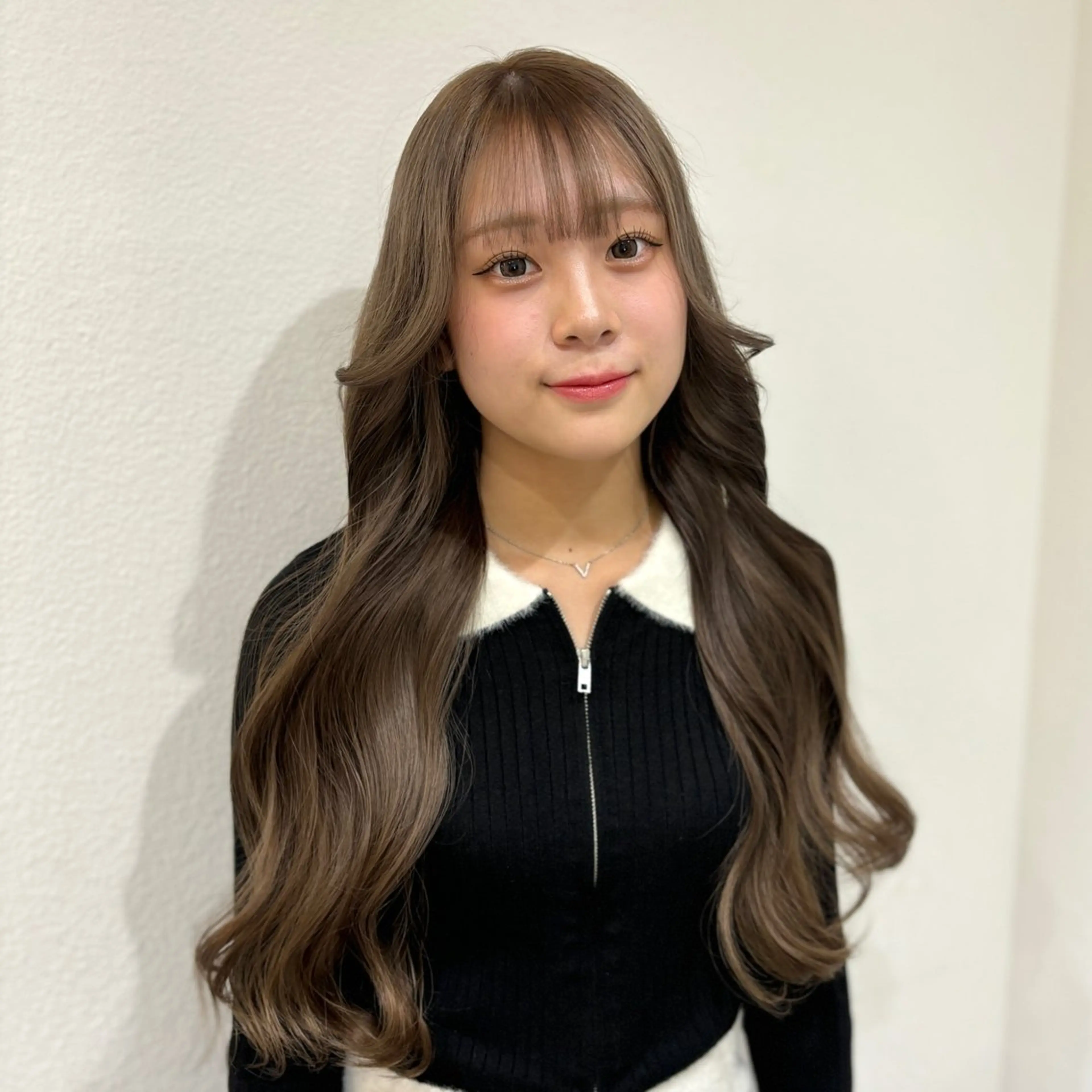 ロング カラー ベージュカラー オリーブベージュ カット ヘアカラー トリートメント ハイトーン/ウルフ/ レイヤー/Asukaのヘアスタイル