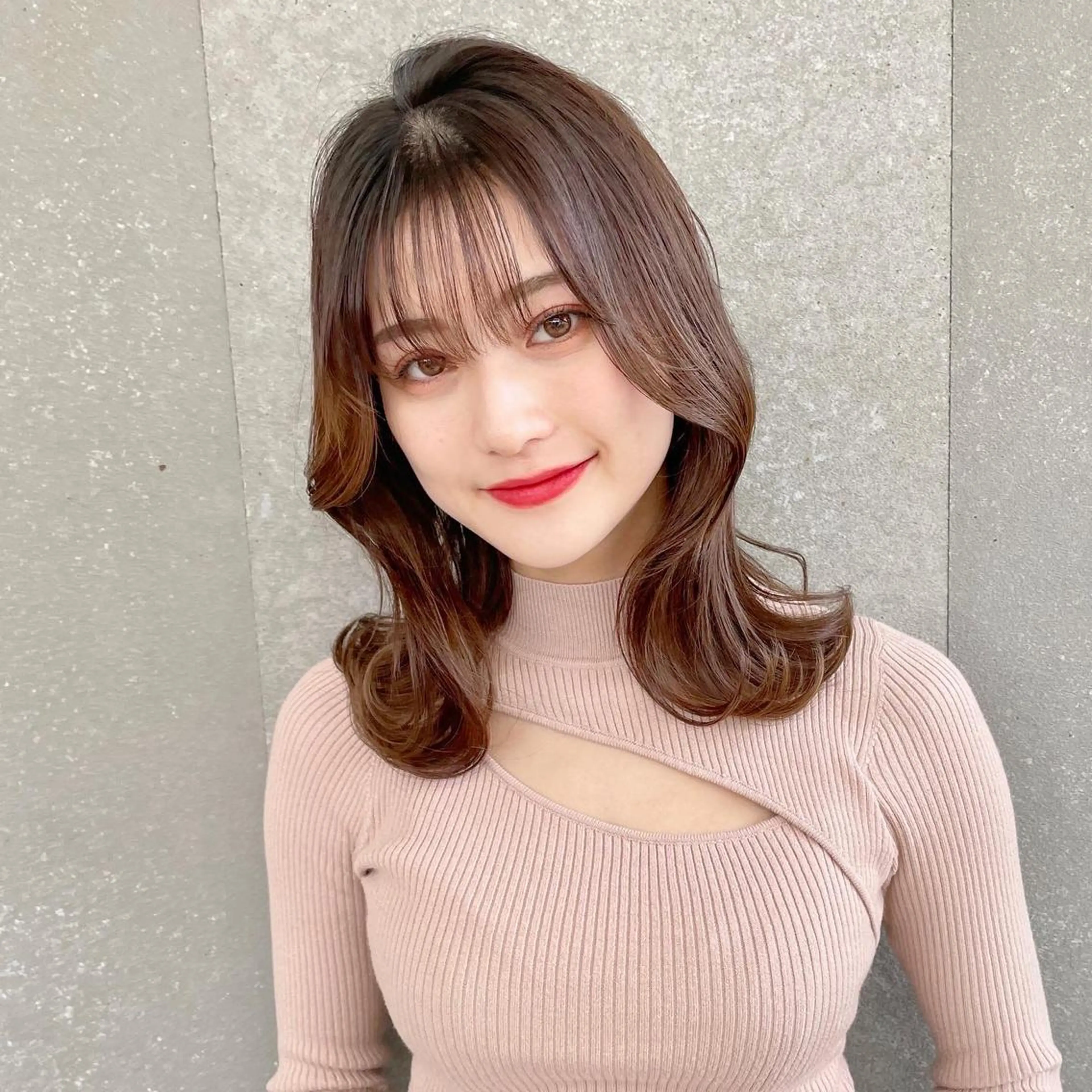 ミディアム カット ヘアカラー トリートメント 山本翔一郎 韓国顔周りレイヤーのヘアスタイル