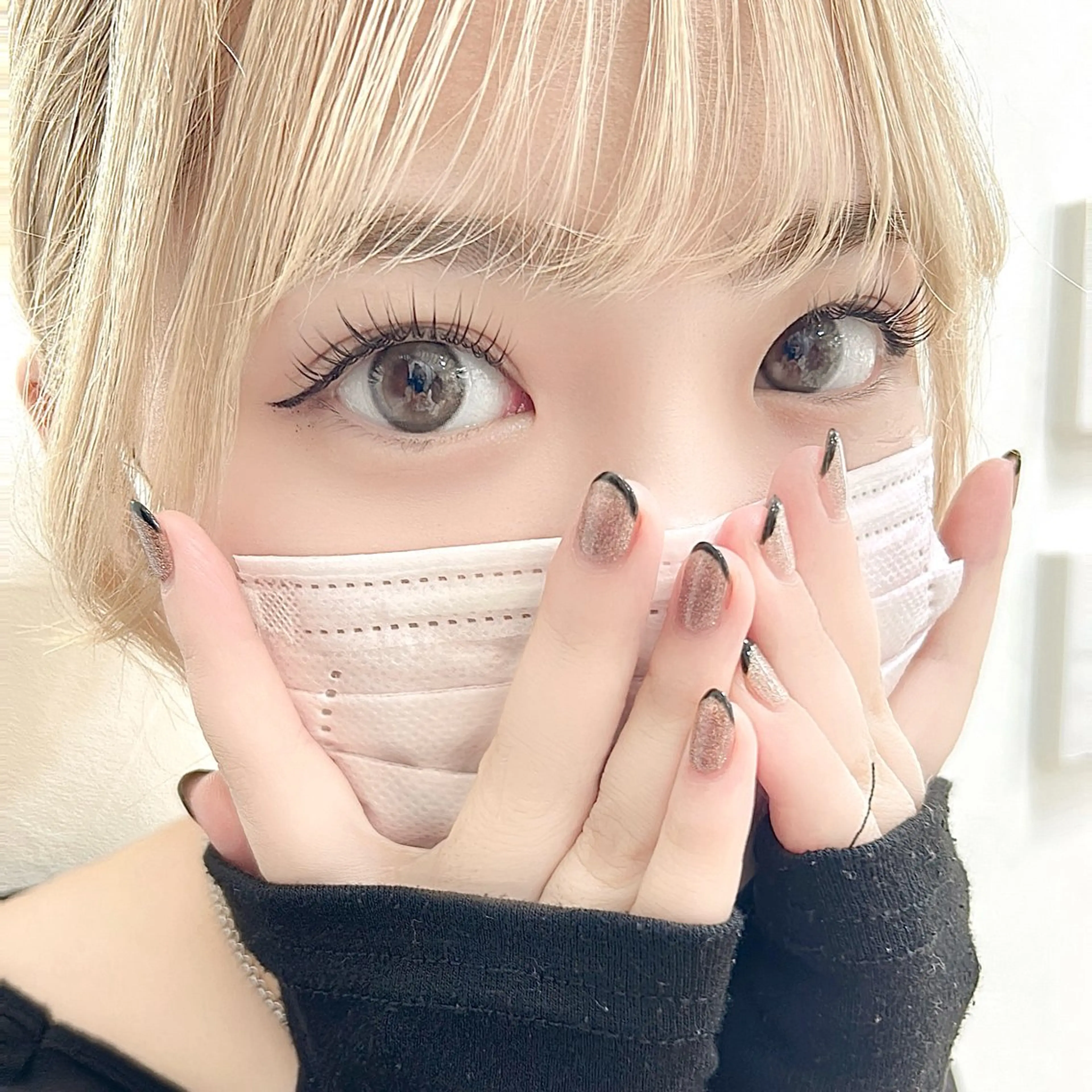 マツエク・マツパ 岩戸優奈 束感まつげ ピンク/ベージュのヘアスタイル