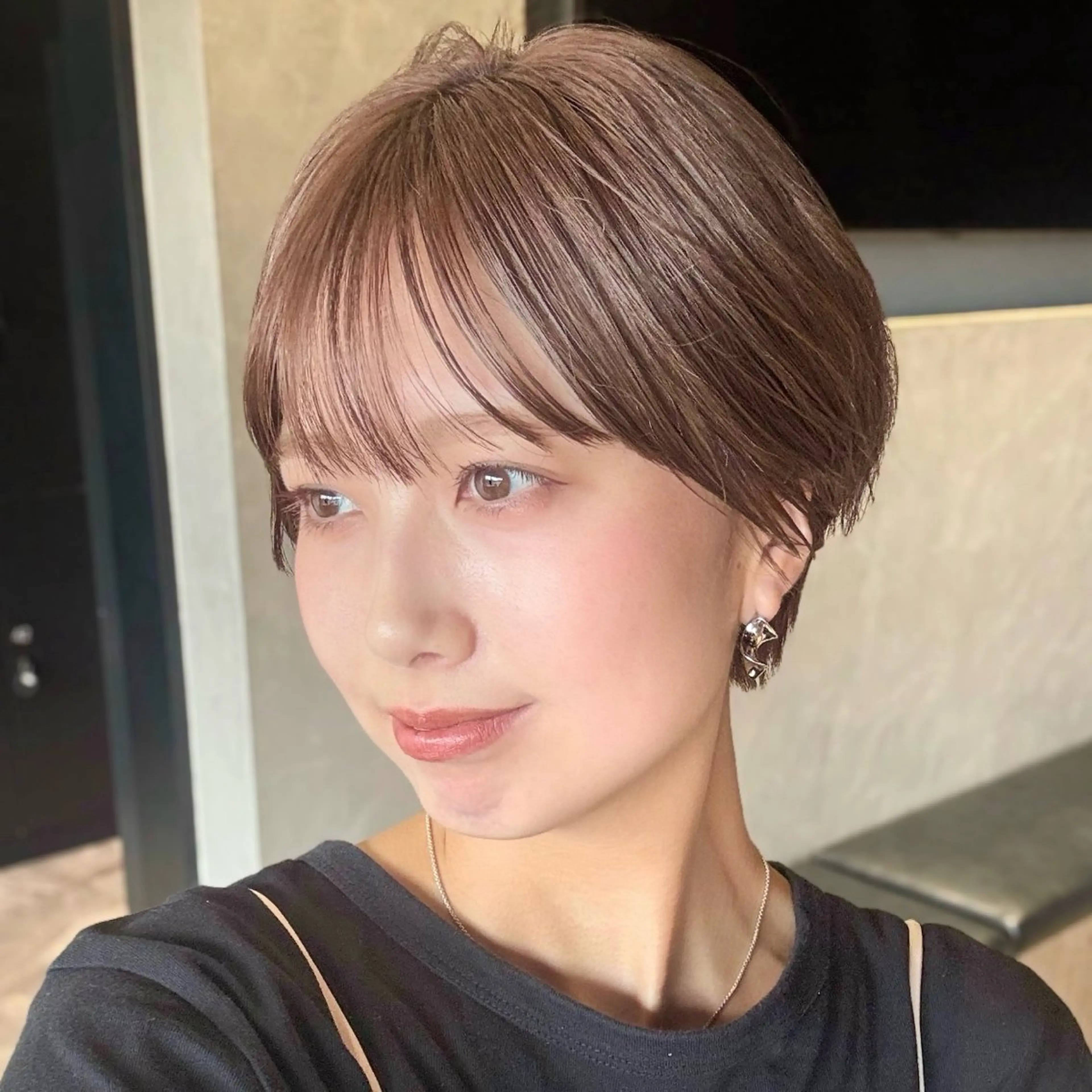 ショート カラー ベージュカラー ブリーチ ブラウンカラー ダブルカラー ショートヘア 顔まわり/レイヤー/ 透明感/まいな🥨のヘアスタイル