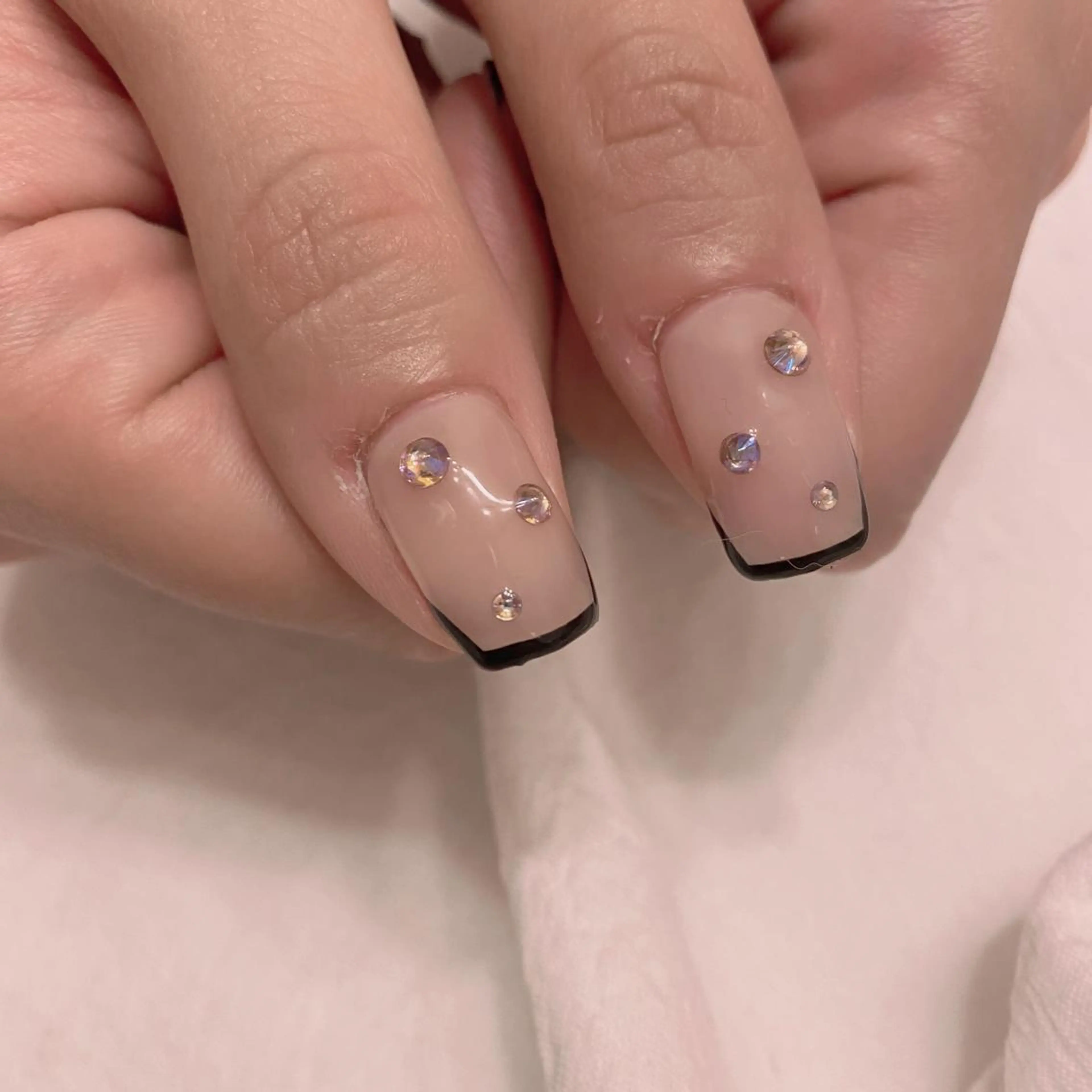 ネイル カジュアル フレンチネイル 春ネイル ストーンネイル ネイルチップ beauty ☪︎moonのネイルデザイン