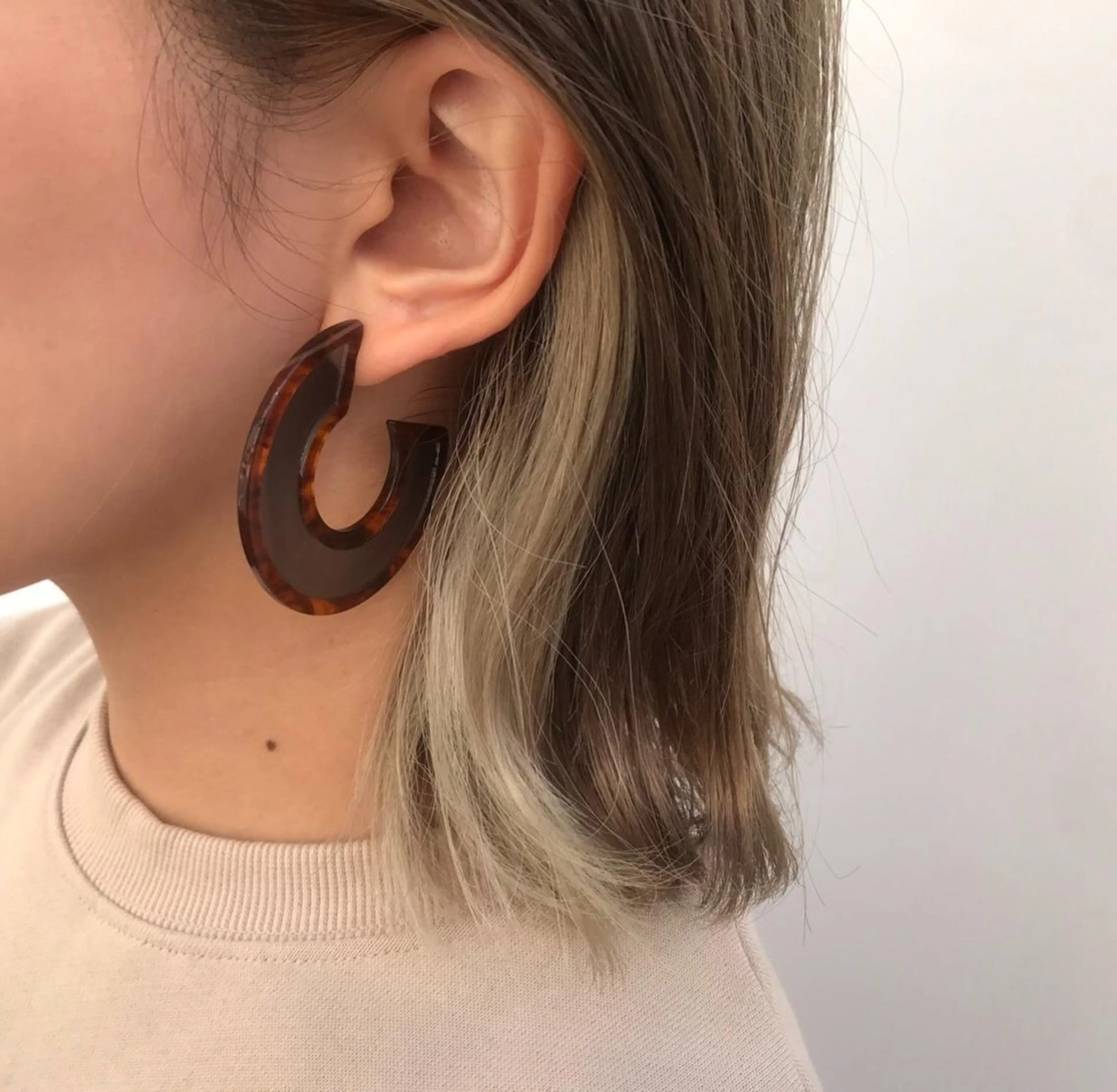 ミディアム カラー アッシュ ベージュカラー ブリーチ イルミナカラー インナーカラー 美髪・髪質改善 有田怜平のヘアスタイル