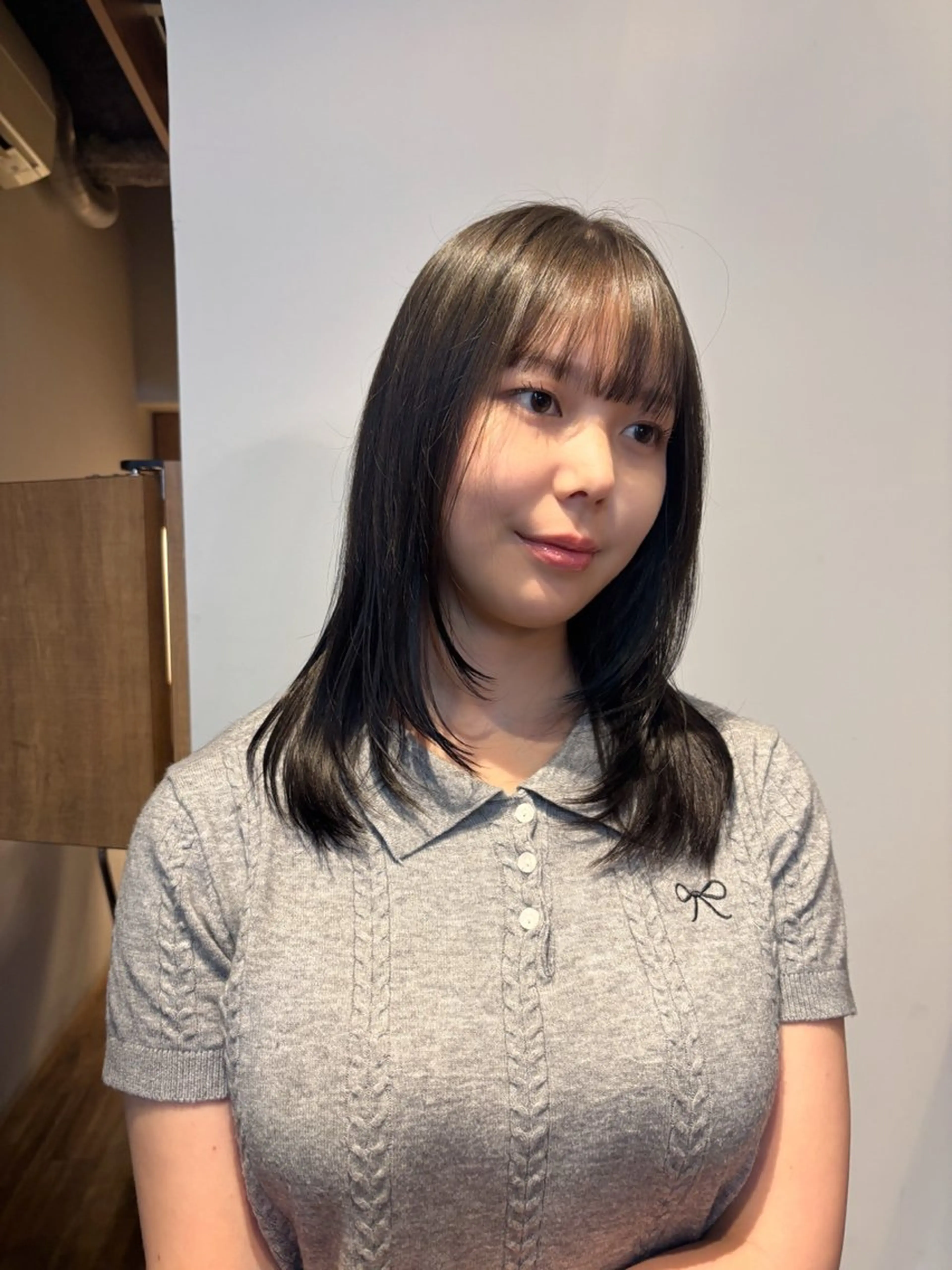 ミディアム ウシロダ メグミのヘアスタイル