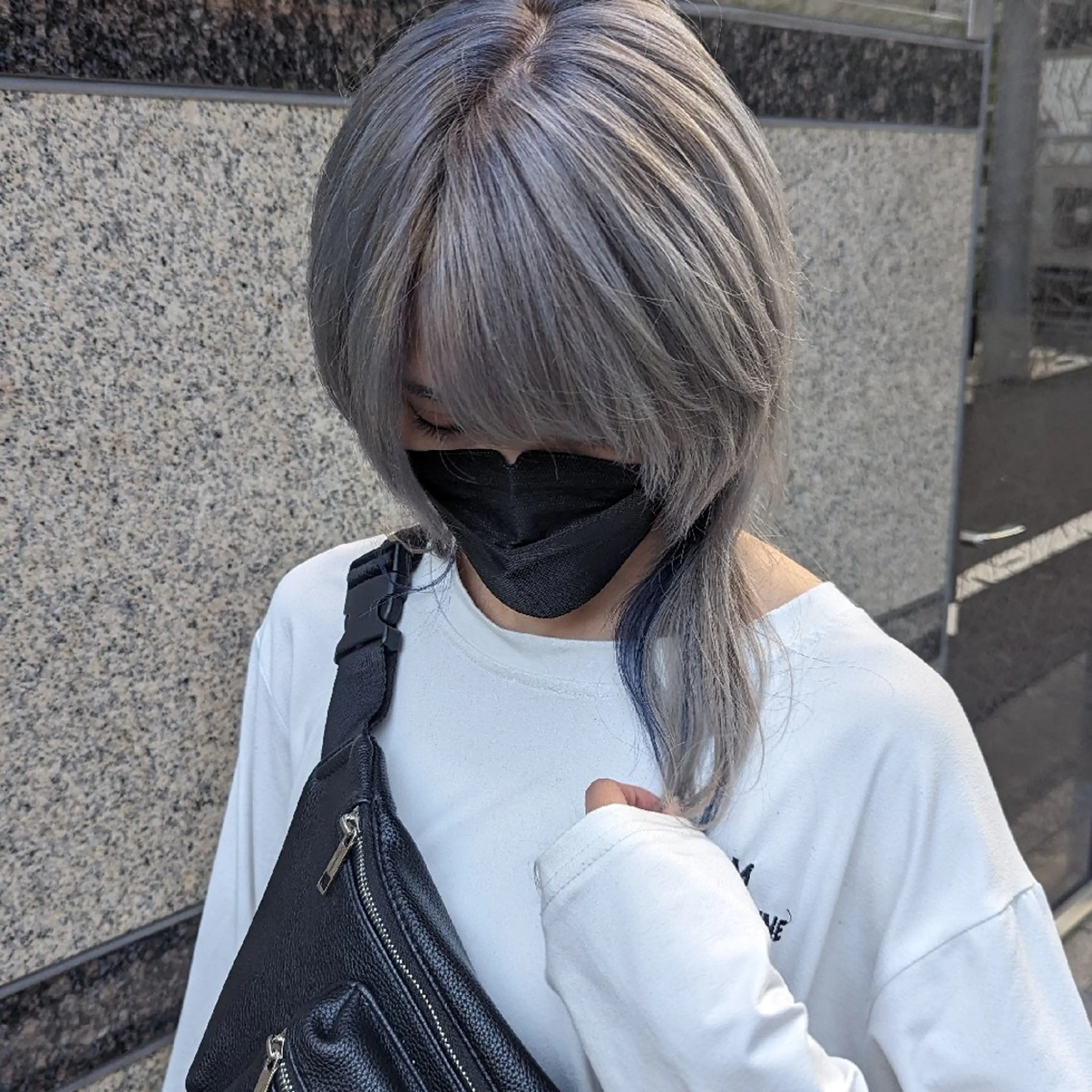 セミロング カラー メッシュ ネイビーカラー シルバー カット ヘアカラー トリートメント fuwat所属・秋葉原でカラーする なら🐉ちぇーたんのヘアスタイル