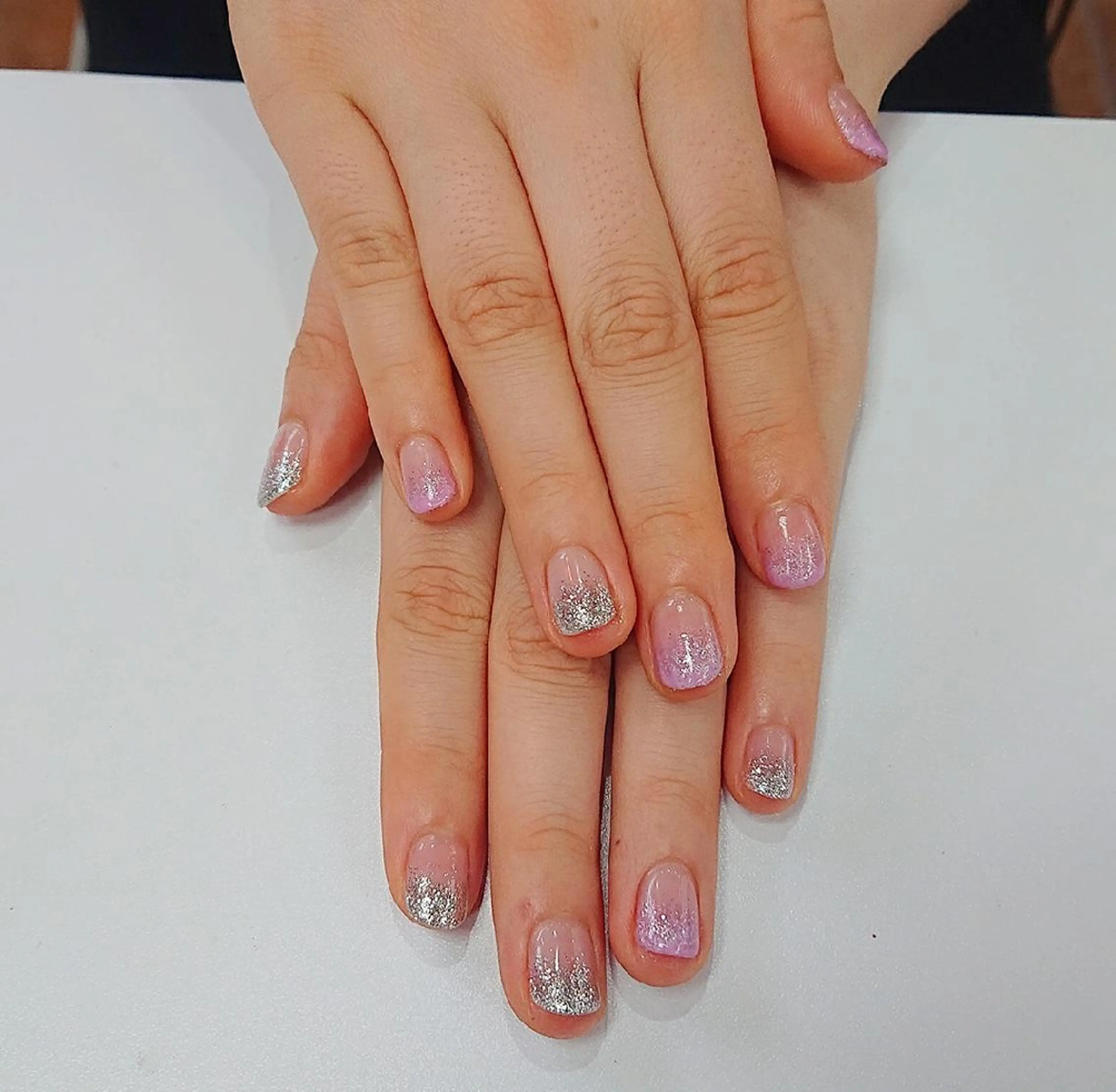 ネイル グラデーション ラメ(グリッター) ラメグラデーション ピンク シルバー 🍒当日もOK🍒 𝑳𝑼𝑵𝑨花井のネイルデザイン