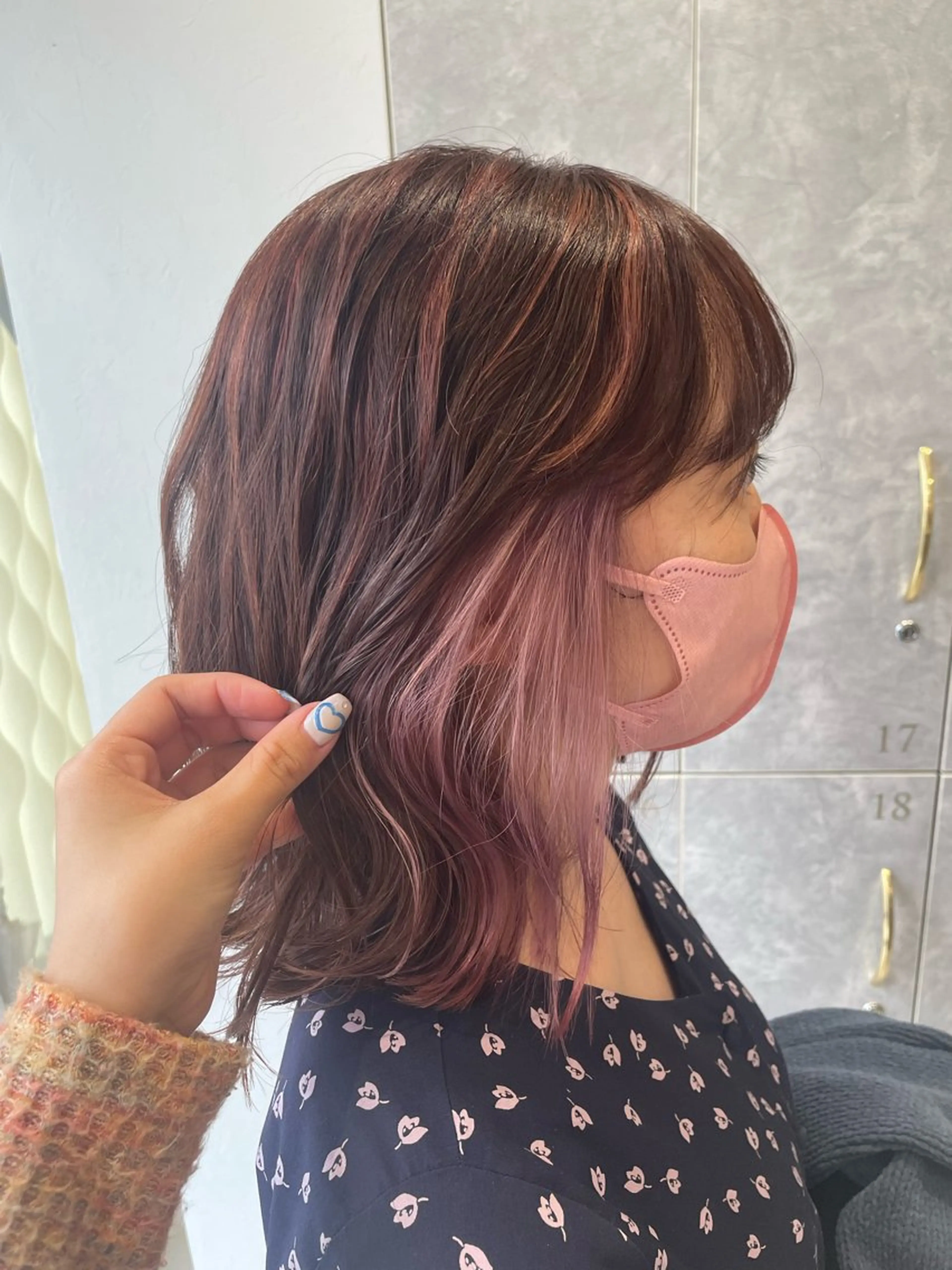 ミディアム カラー ハイライトカラー ピンクカラー ハイライト カット ヘアカラー 顔まわり/インナー カラー/　syuriのヘアスタイル