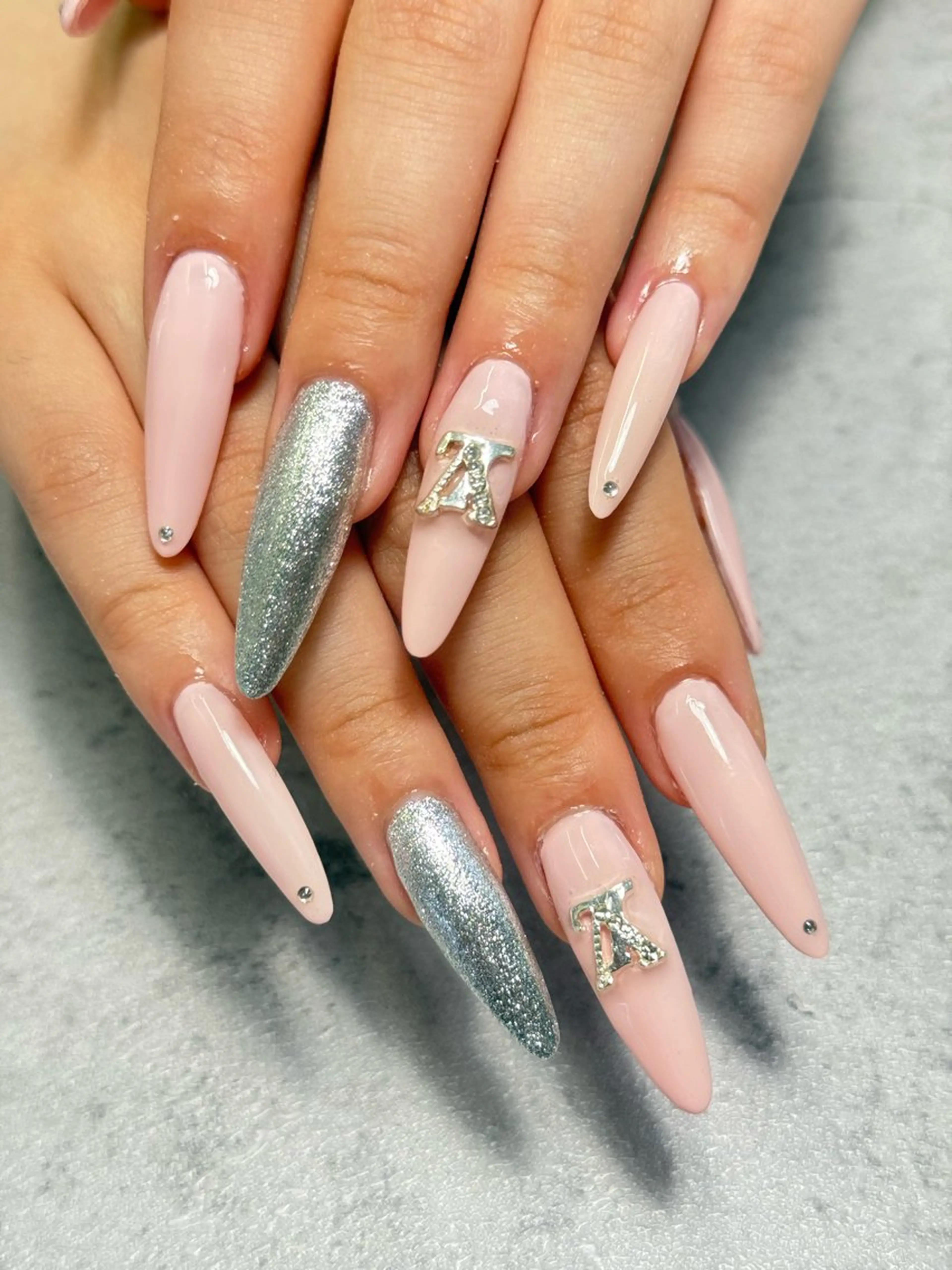 ネイル キラキラネイル ラメ(グリッター) ワンカラーネイル シンプルネイル ハンドネイル K+1所属・k+1💅🏻 miyukiのネイルデザイン