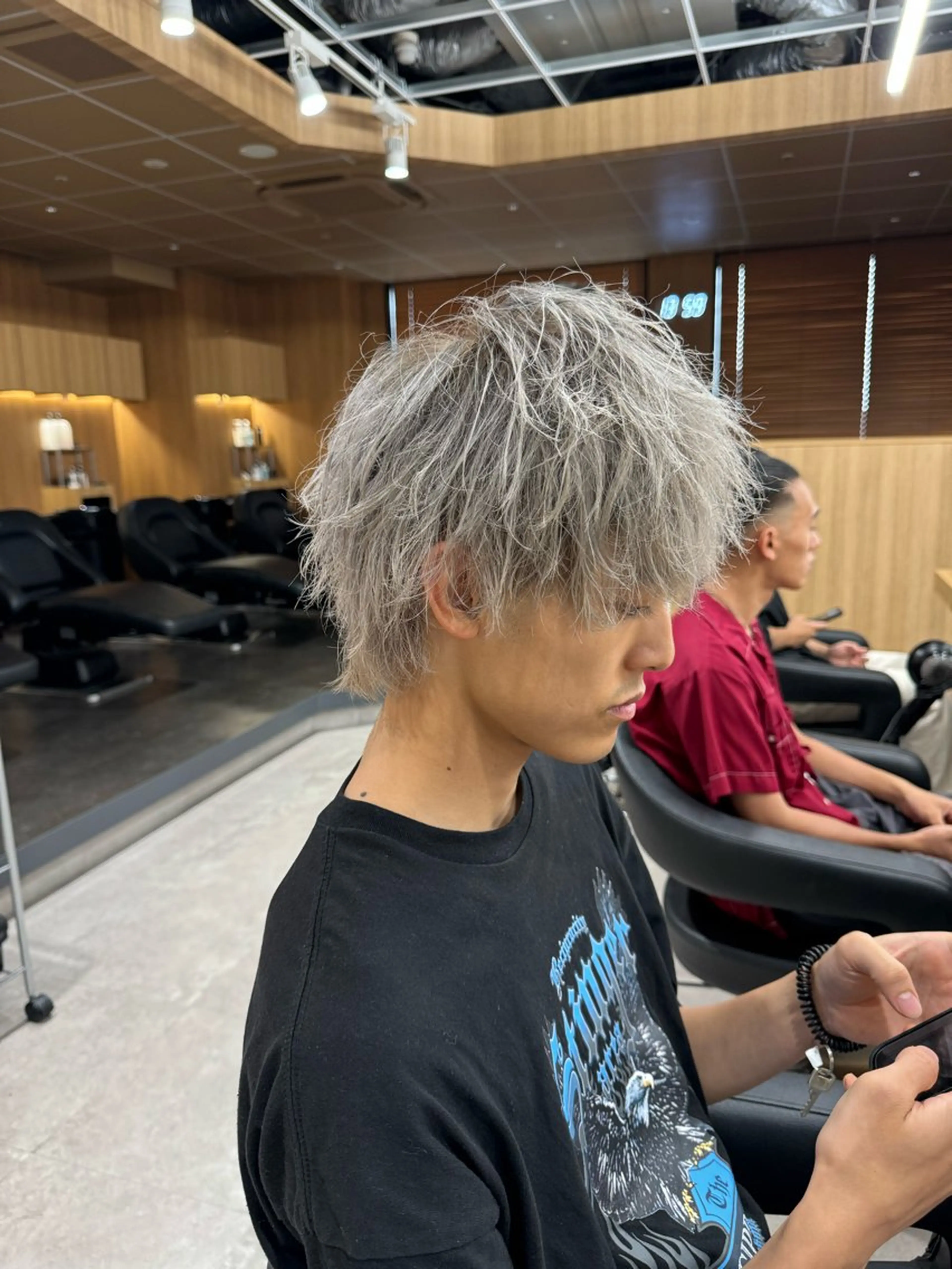 ショート カラー パーマ ヘアアレンジ メンズ メンズブリーチ センターパート メンズハイライト メンズハイトーン マッシュ カット ヘアカラー トリートメント ヘッドスパ ヘアセット スパイキー/フェザー /波巻き/かいとのヘアスタイル