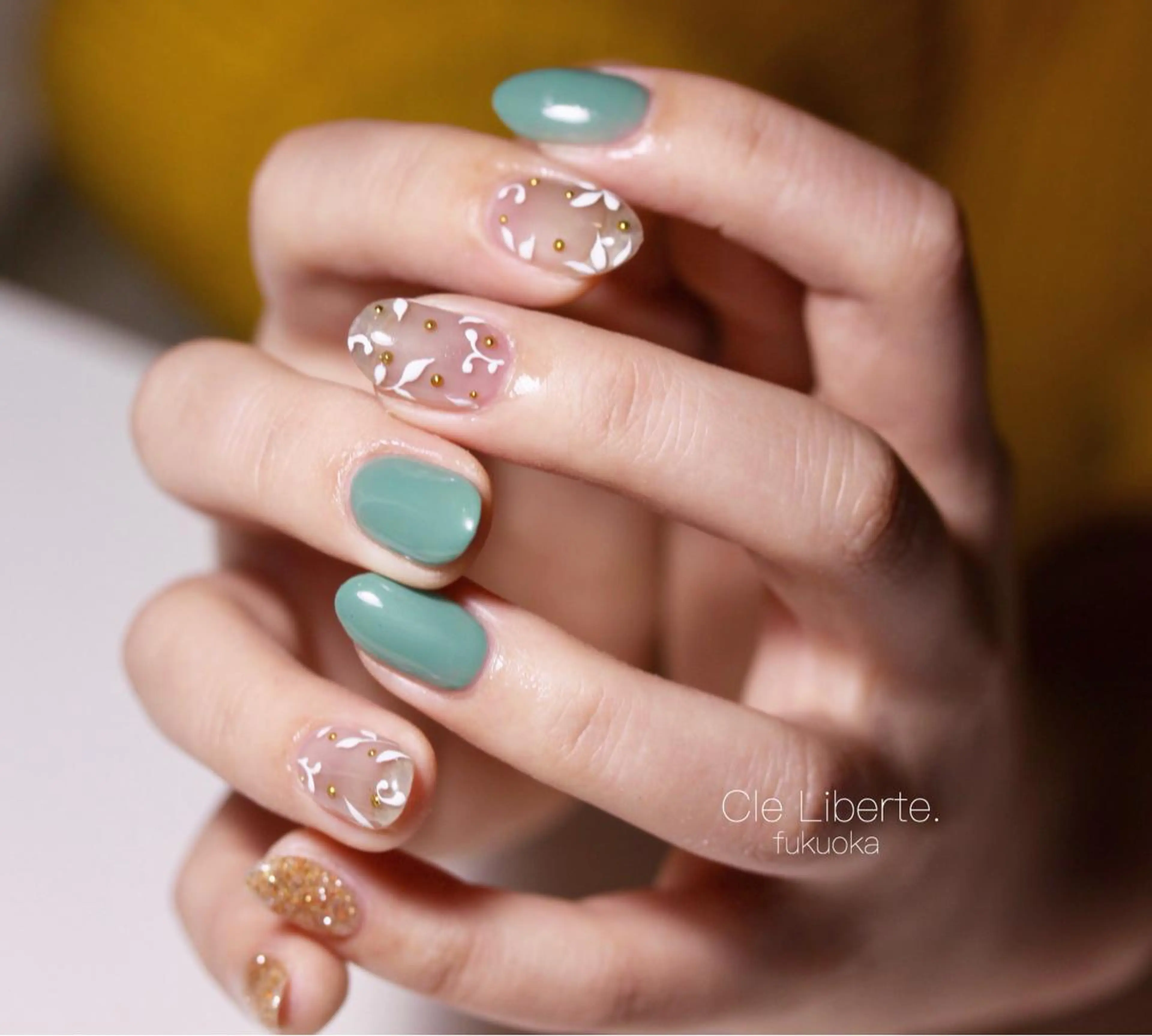 ネイル カジュアル ゴールド 赤色 シンプルネイル ホワイト Elio所属・Elio 国泰寺のネイルデザイン