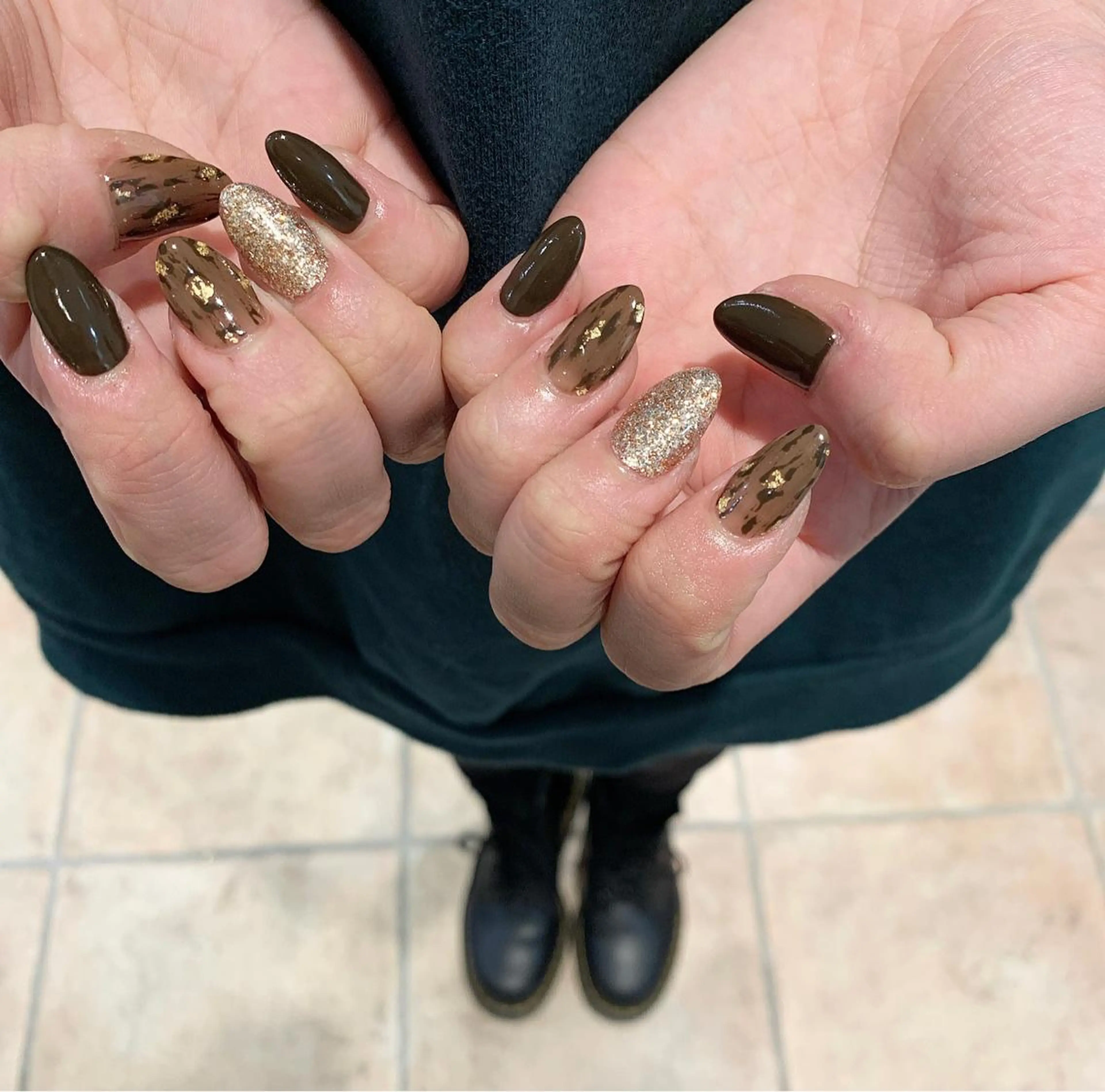 ネイル ブラウン 佐藤 穂乃香のネイルデザイン