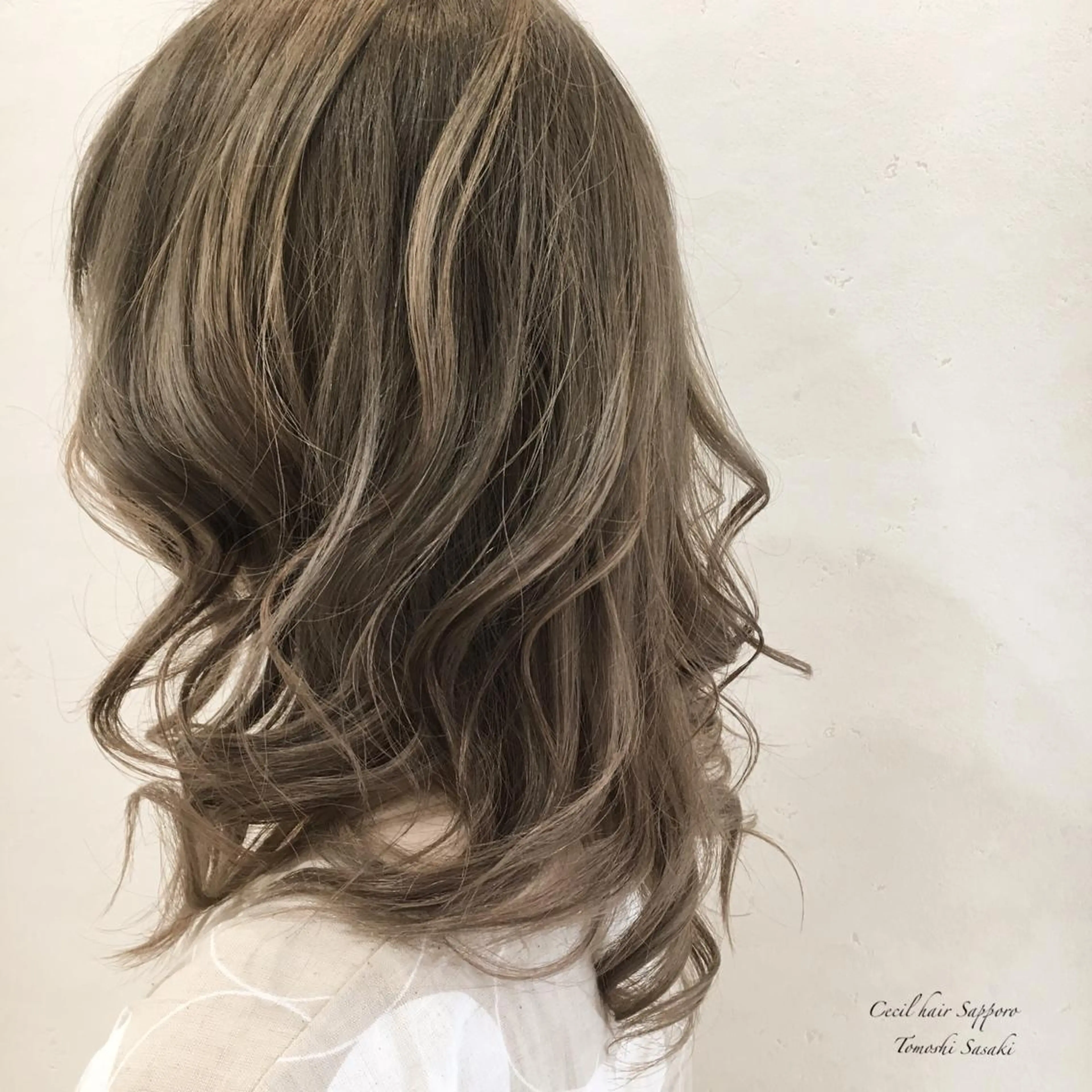 カラー ササキ トモシのヘアスタイル