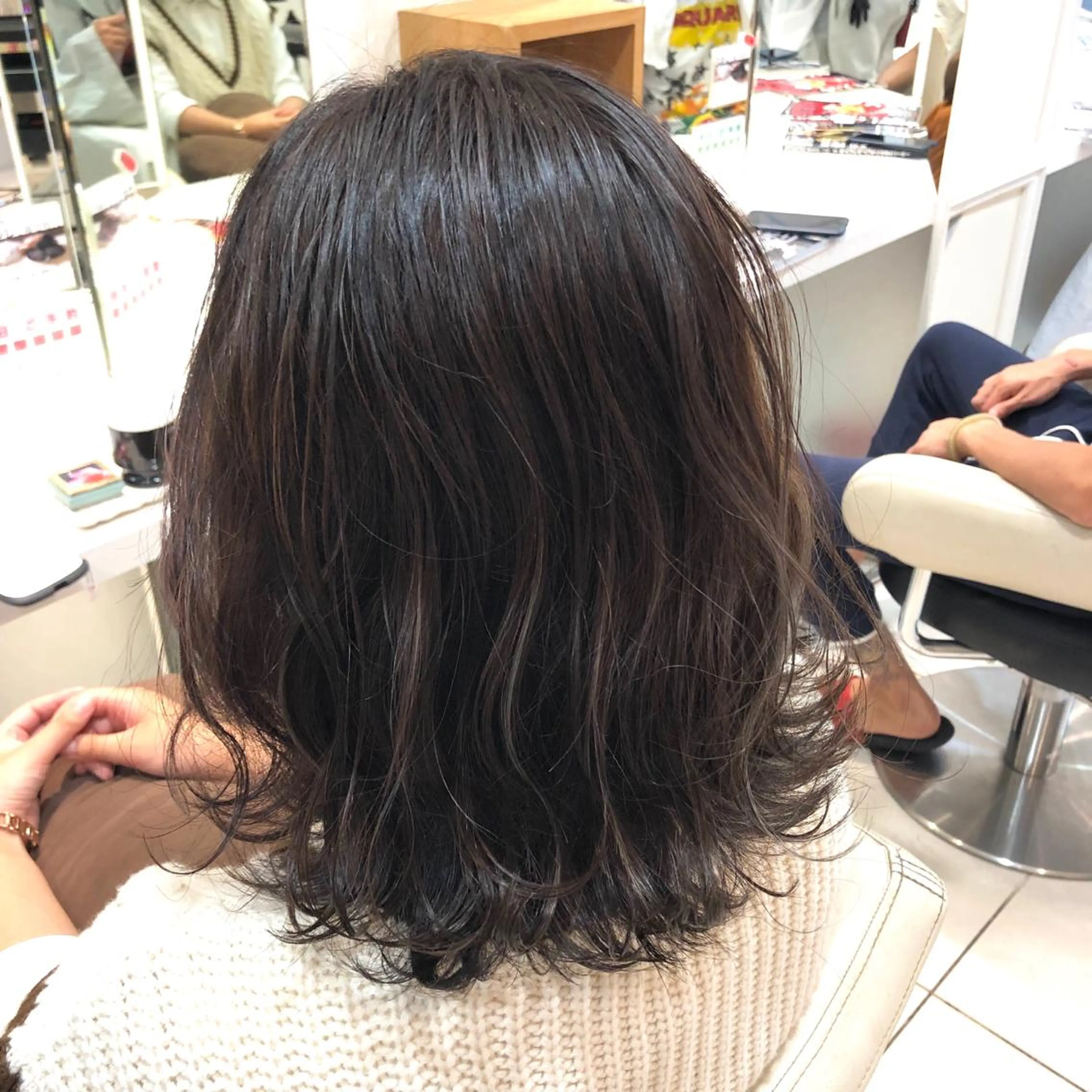 ミディアム カラー ブルーカラー ブルージュ ハイライトカラー ハイライト 🌈ぷる艶カラー🌈 髪質改善👑柳沼尚貴のヘアスタイル