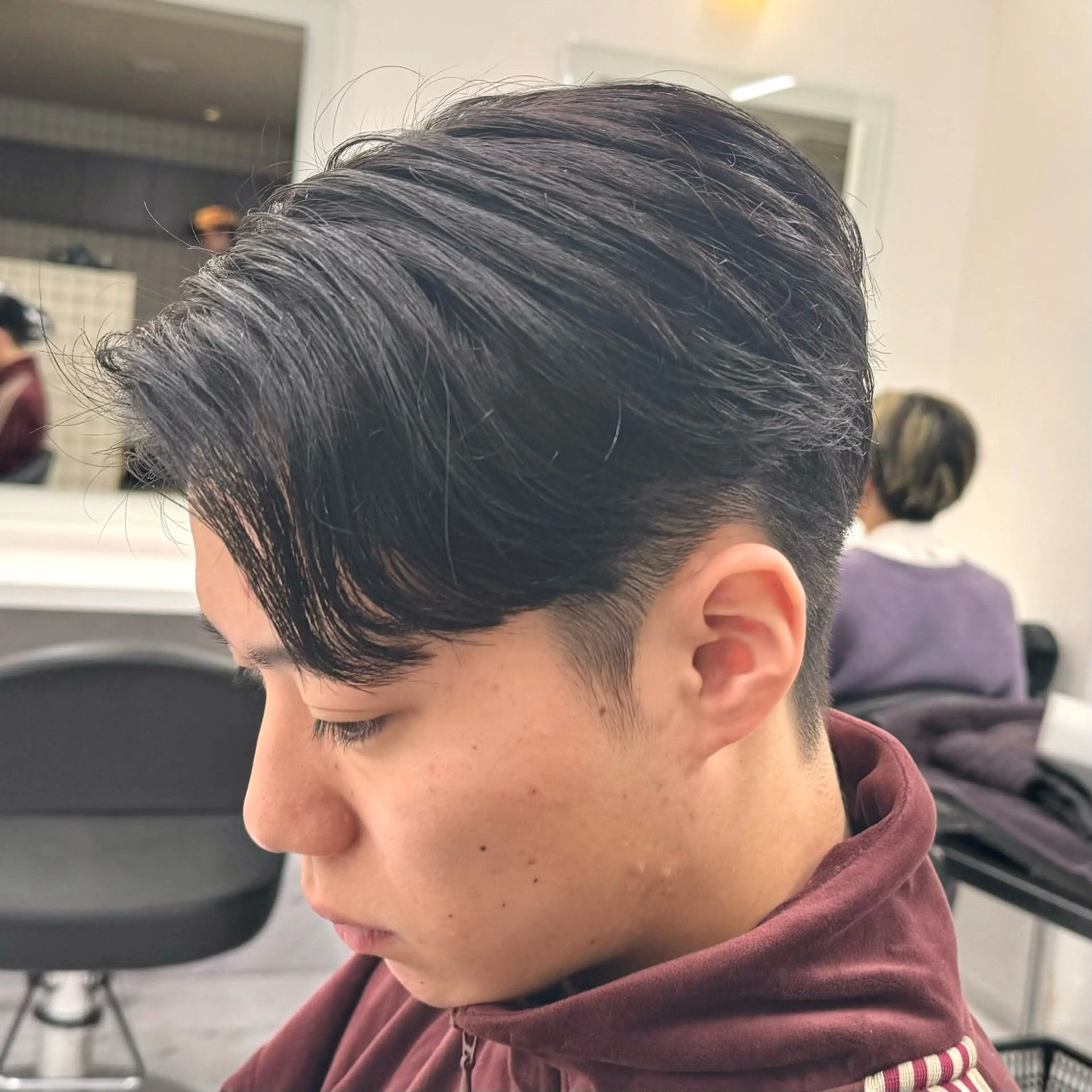 ミディアム パーマ ヘアアレンジ メンズ ミディアムパーマ センターパート メンズパーマ 艶カラー の達人のヘアスタイル