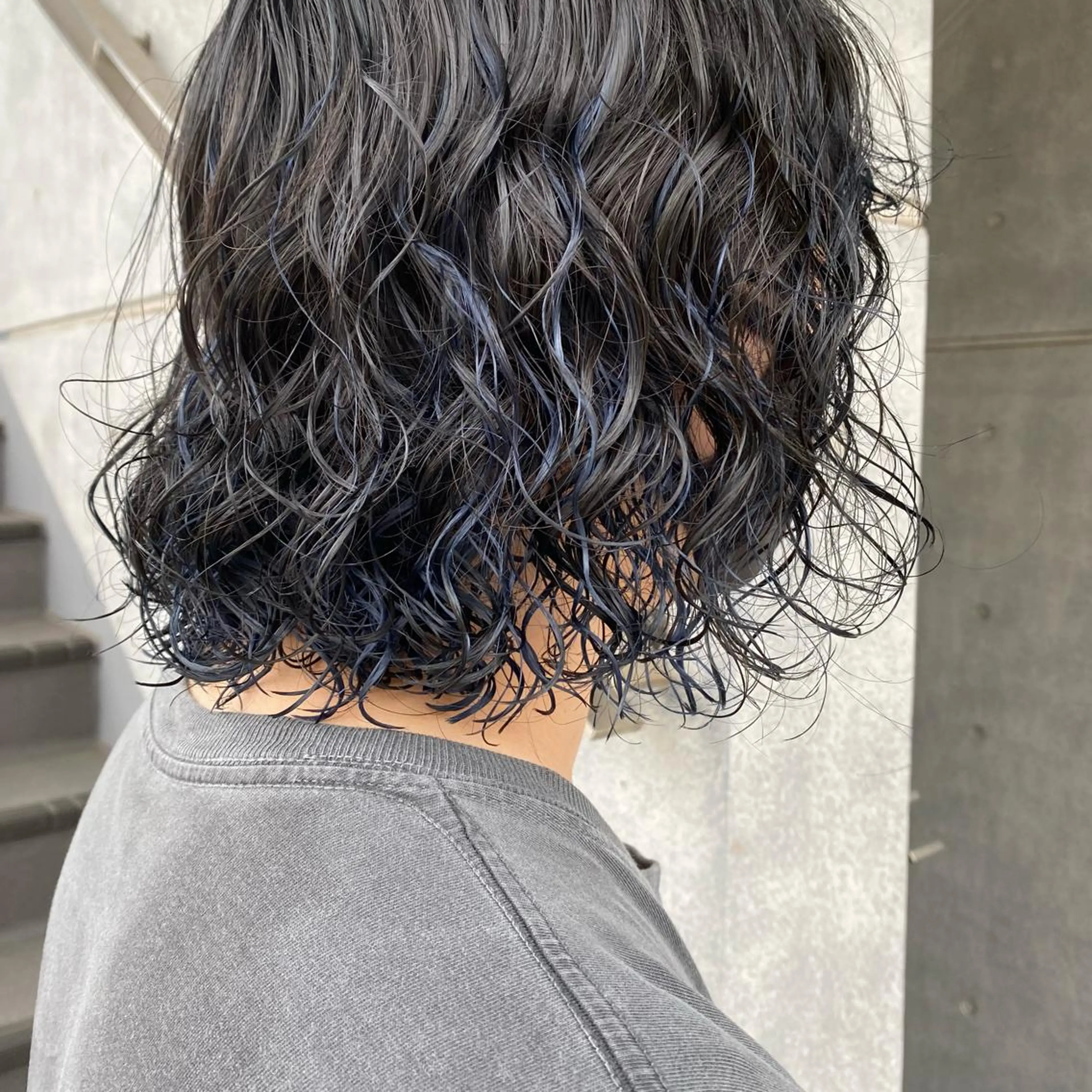 ミディアム カラー パーマ Yahiko ハイトーンのヘアスタイル