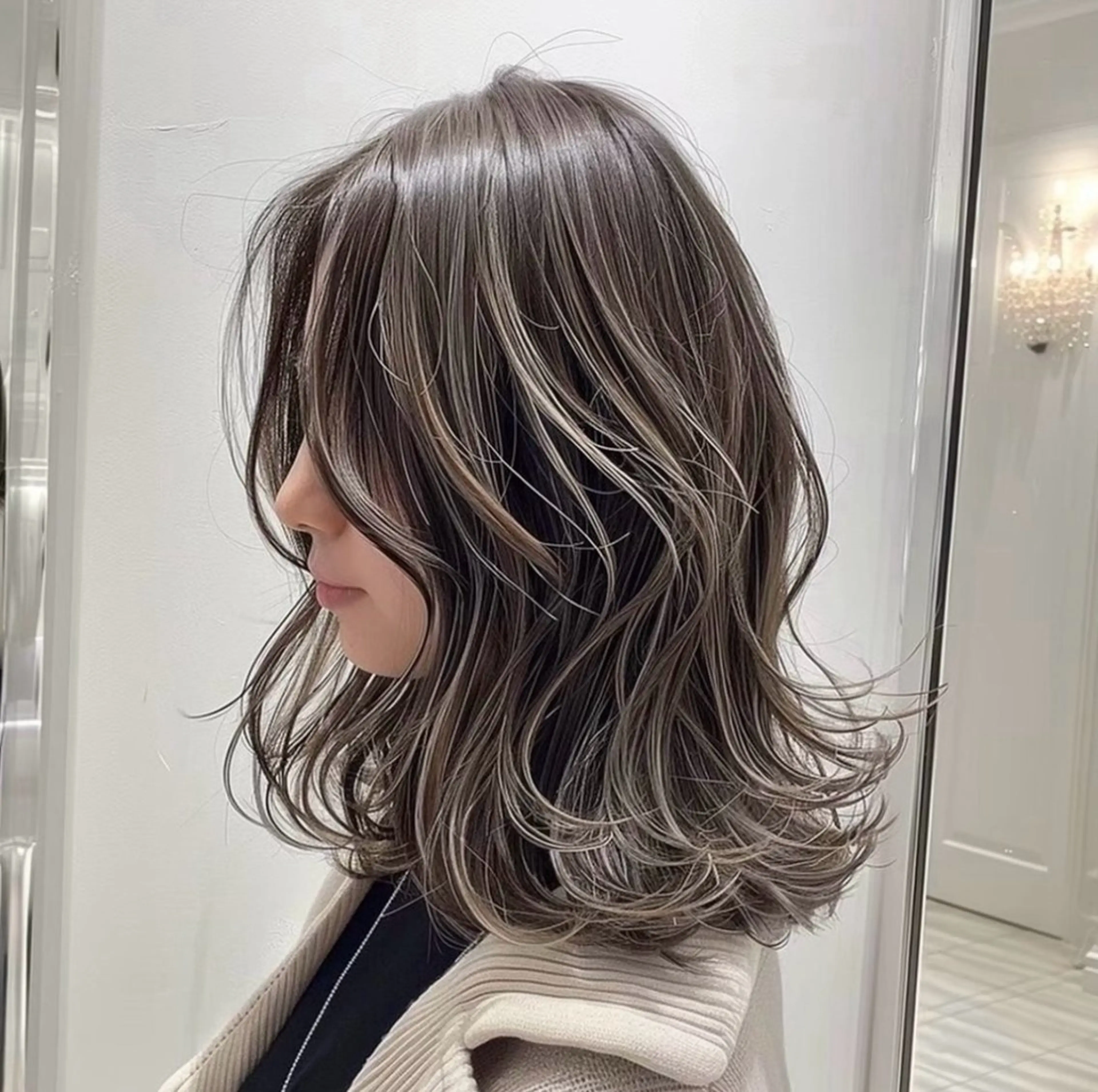 カラー ブリーチ ハイライトカラー シルバー ヘアカラー 🍀火曜以外予約⭕ 安藤澪央☘️のヘアスタイル