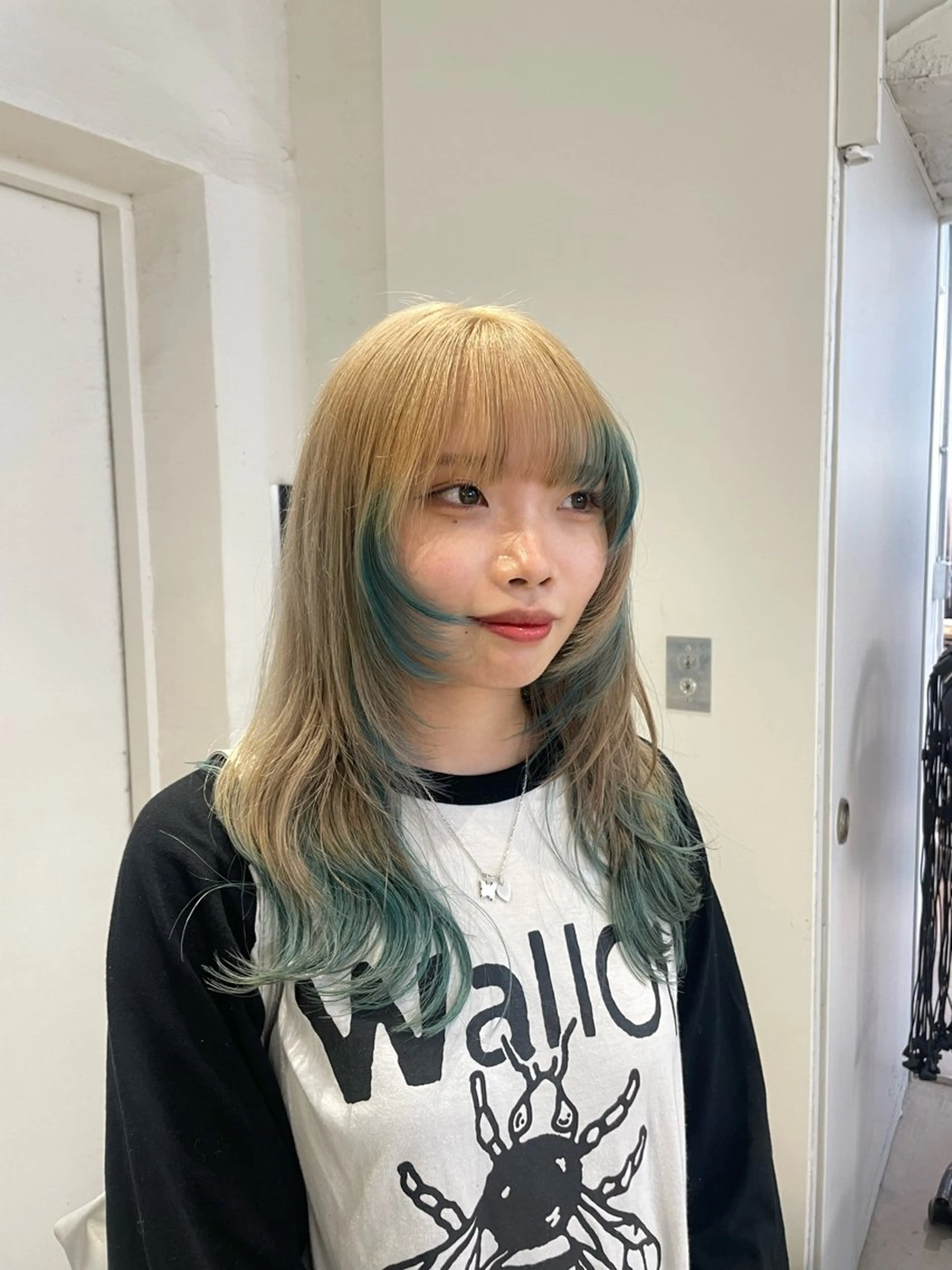 セミロング カラー ヘアカラー 🌟暖色系ハイトーン 🌟AIのヘアスタイル