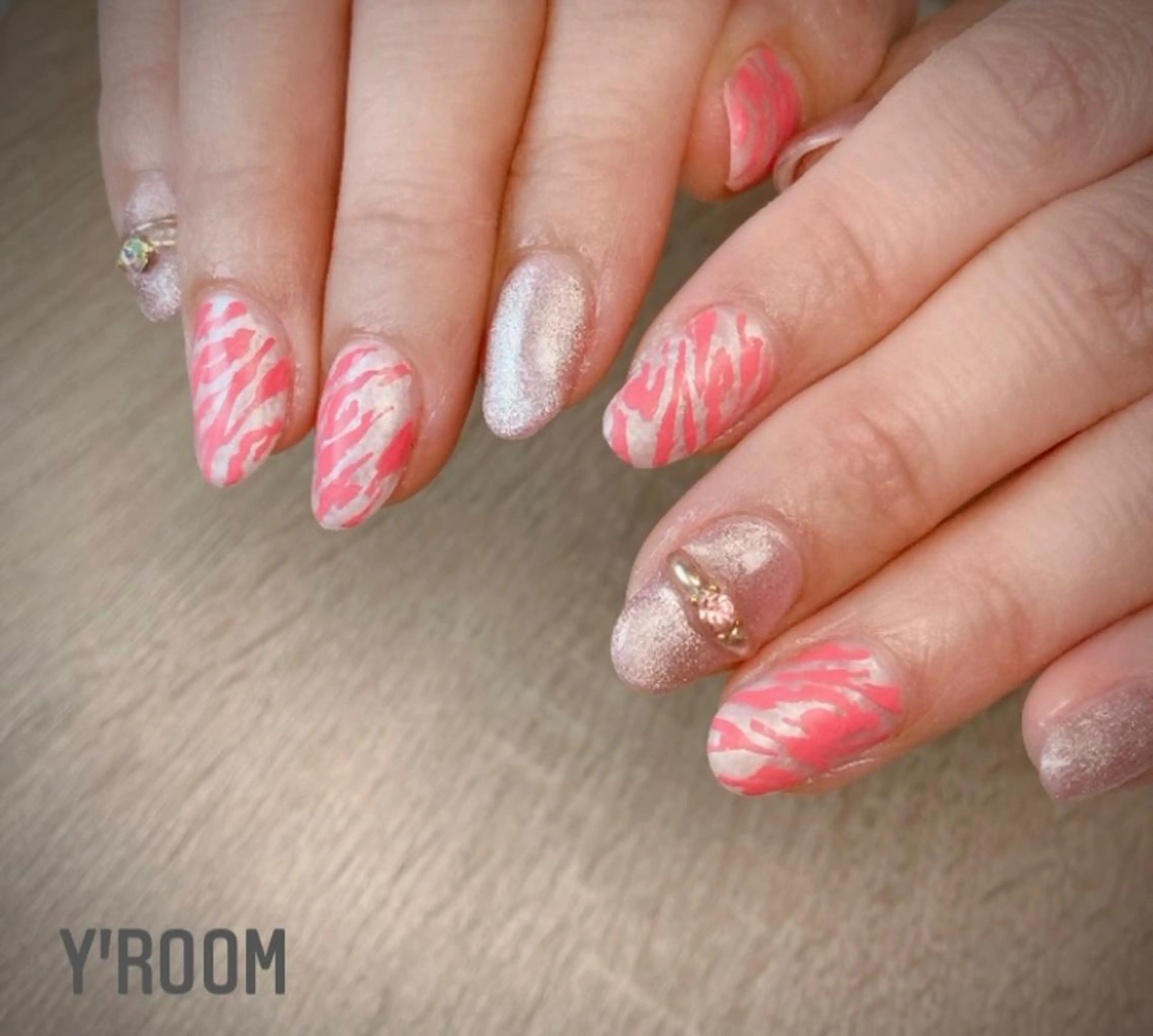 ネイル オーロラネイル フラッシュネイル ジェルネイル 氷ネイル・うるうるネイル マグネットネイル YUKA （ネイリスト）のネイルデザイン