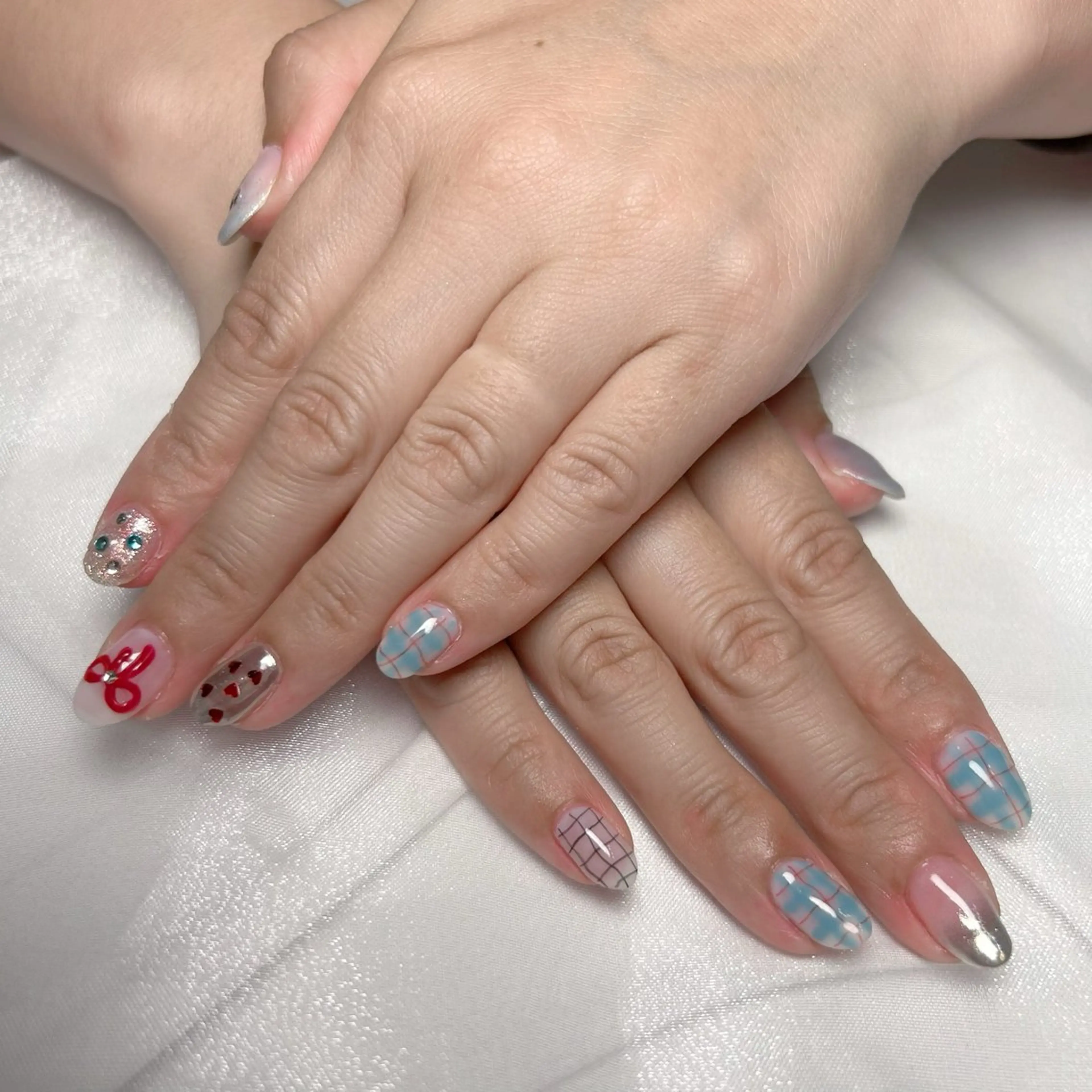 ネイル 水色 赤色 nico +所属・nico + 鷲野のネイルデザイン