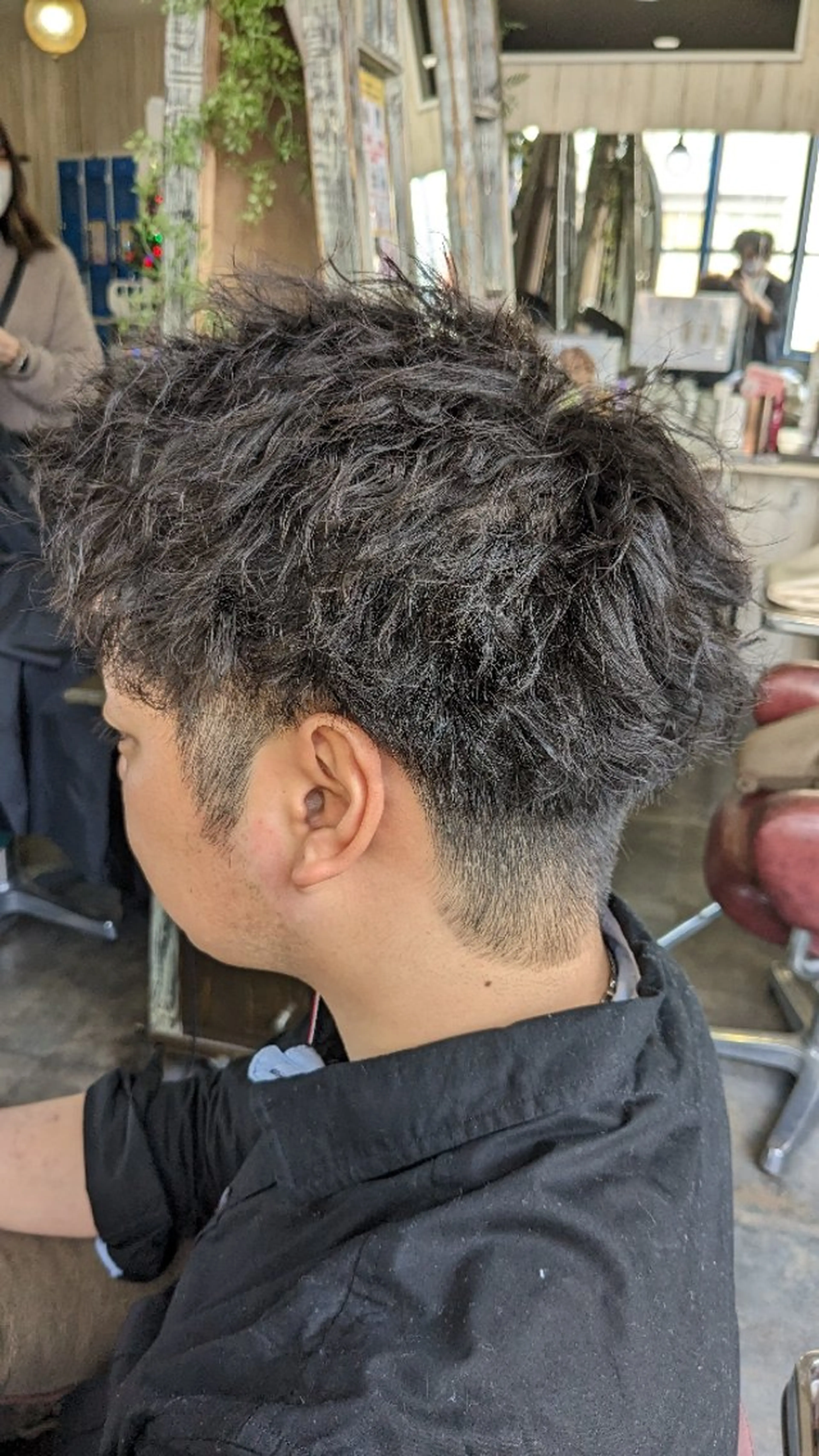 メンズ パーマ メンズバレイヤージュ メンズブリーチ センターパート フェードカット フェザーパーマ カット パーマ トリートメント メンズパーマ/顔周り レイヤー店長えのもとのヘアスタイル