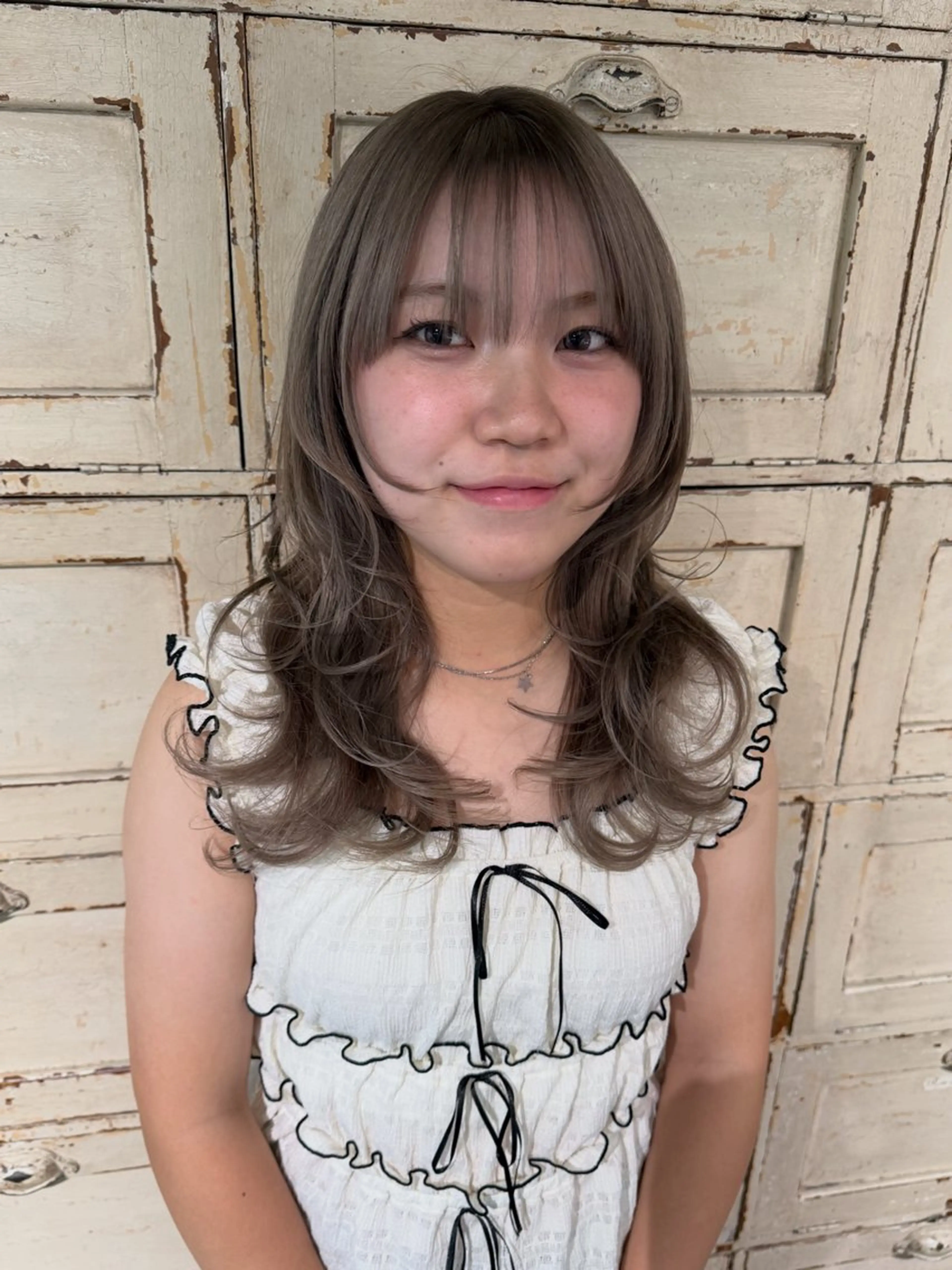 セミロング カラー ベージュカラー ブリーチ オリーブベージュ カット ヘアカラー RorriM natsuのヘアスタイル