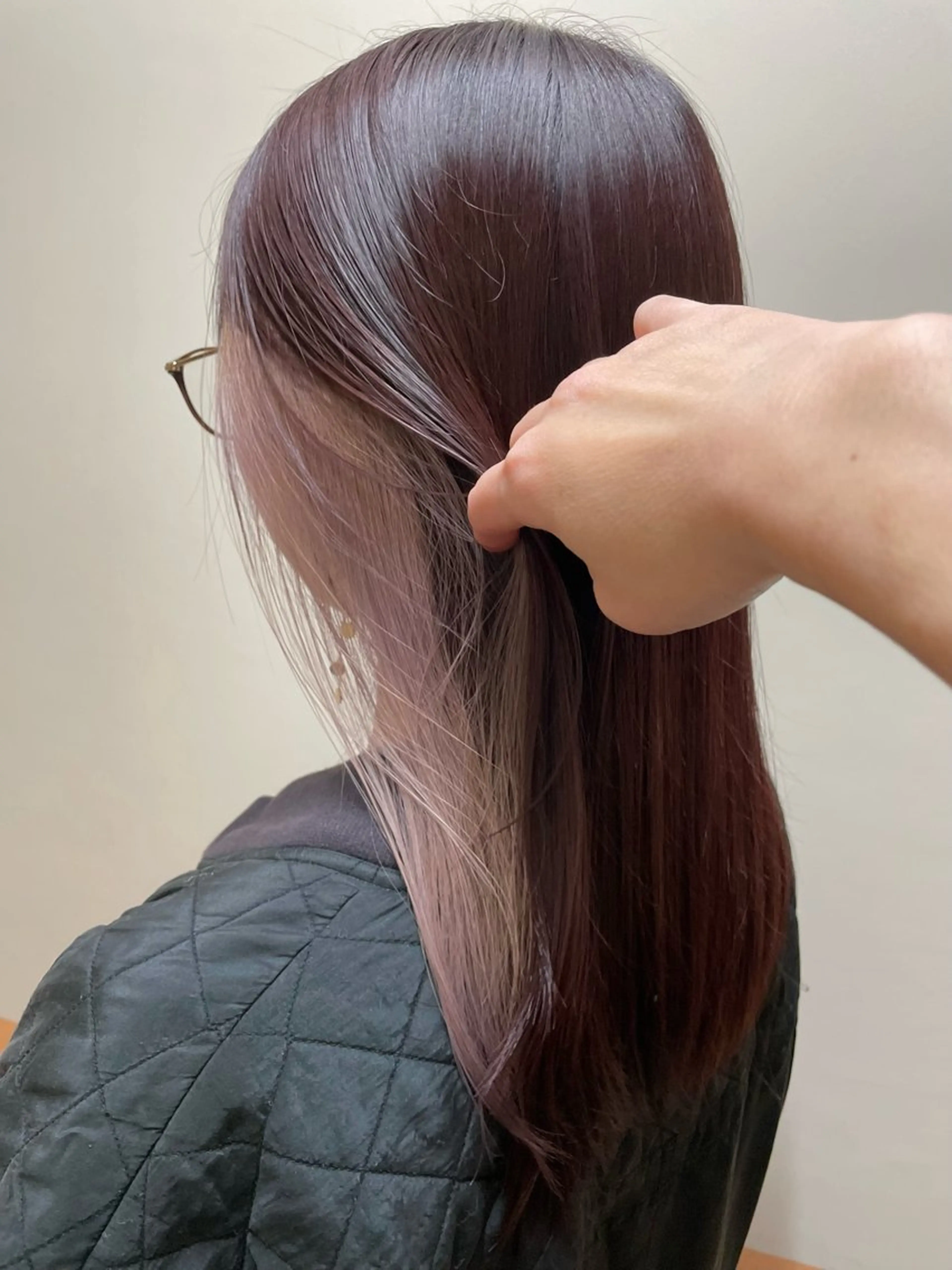 ロング カラー ブリーチ カシス イヤリングカラー ラベンダーカラー ピンクカラー ヘアカラー 沢田 瞳のヘアスタイル