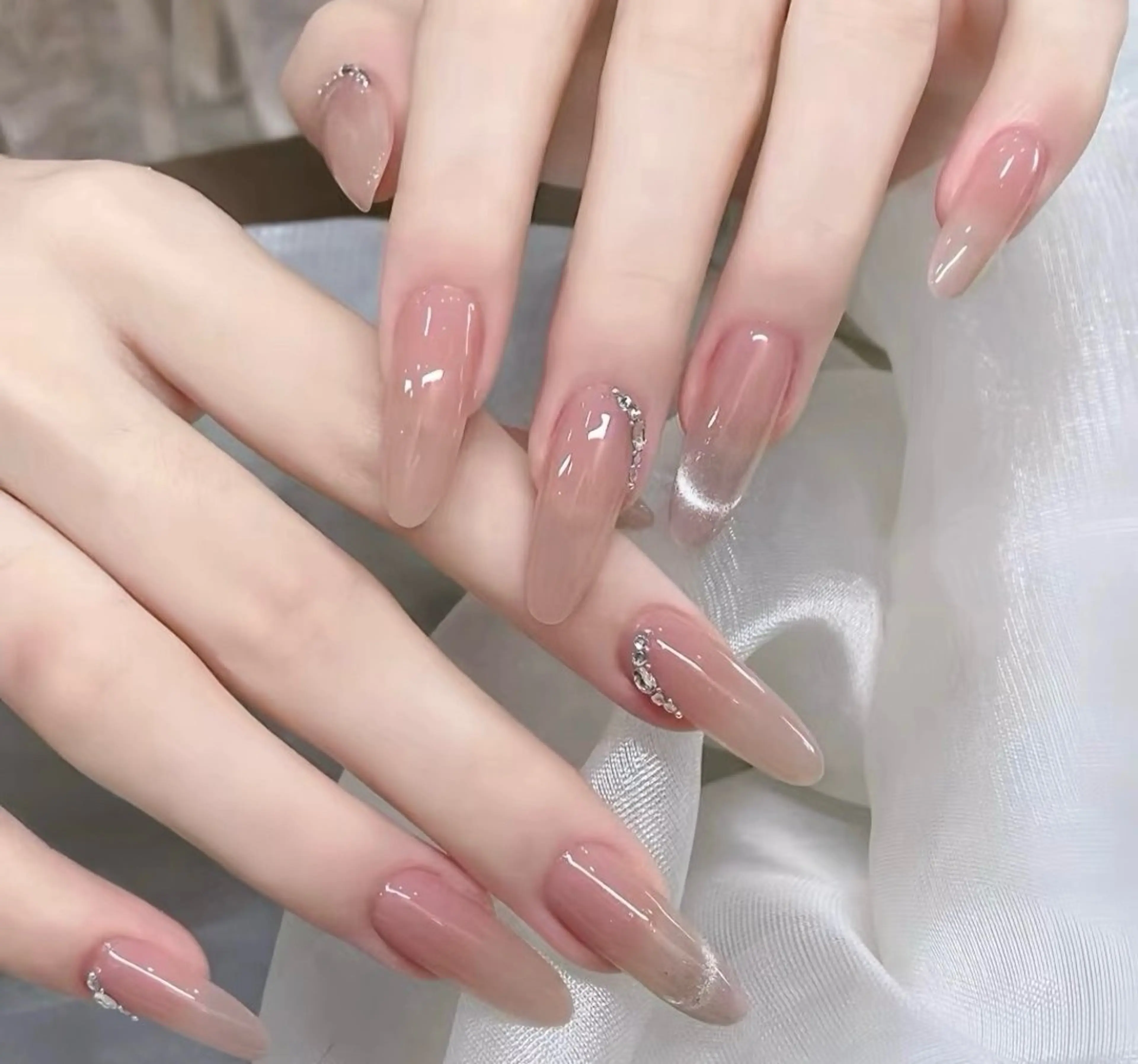 ネイル チークネイル 長さ出し フラワーネイル フレンチネイル ガーリー sun nail池袋 モデル募集のネイルデザイン