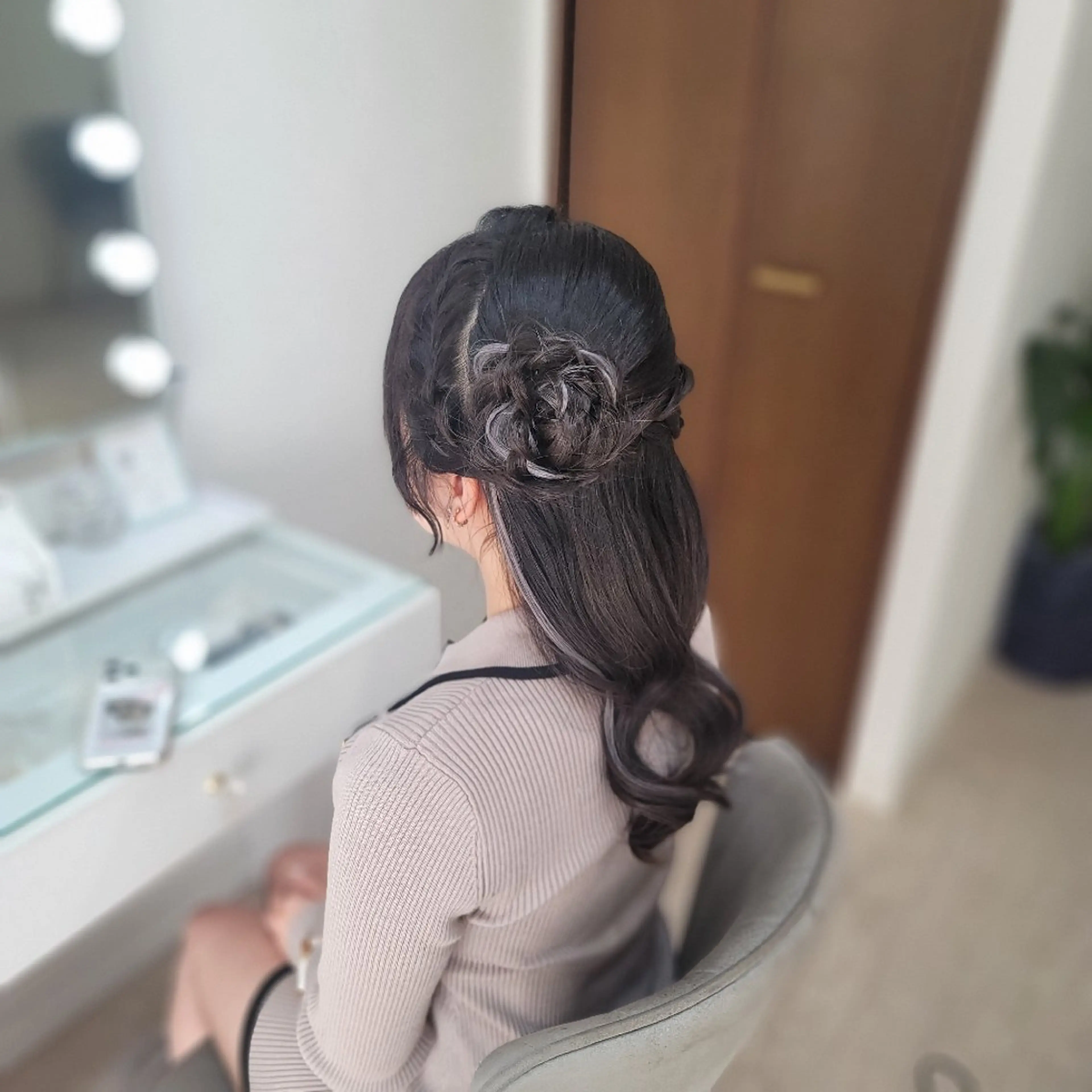 セミロング ヘアアレンジ お団子ヘア ヘアセット 渥美 寿美翔のヘアスタイル