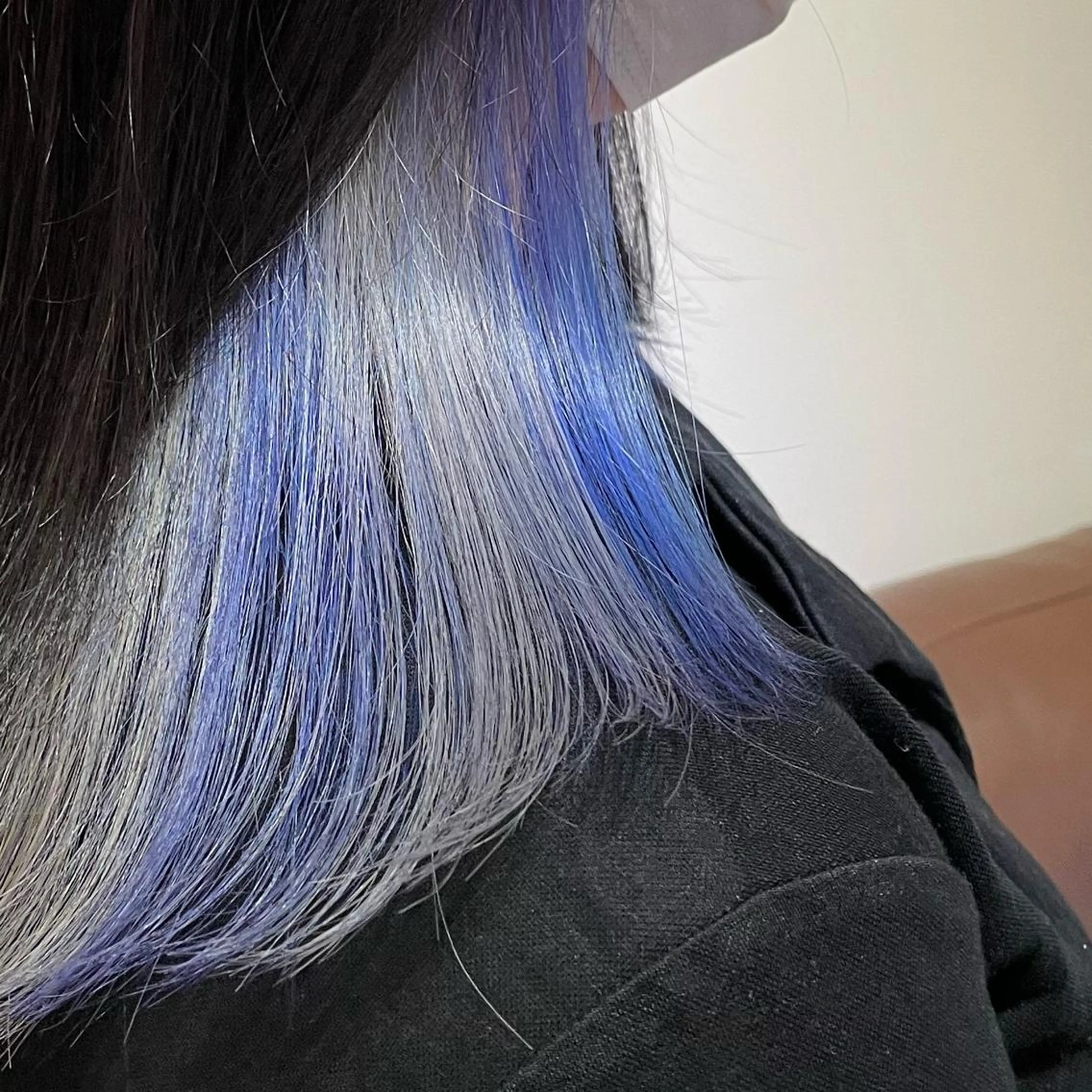 カラー ブリーチ ブルーカラー シルバー イシイ ハルナ 🤍のヘアスタイル