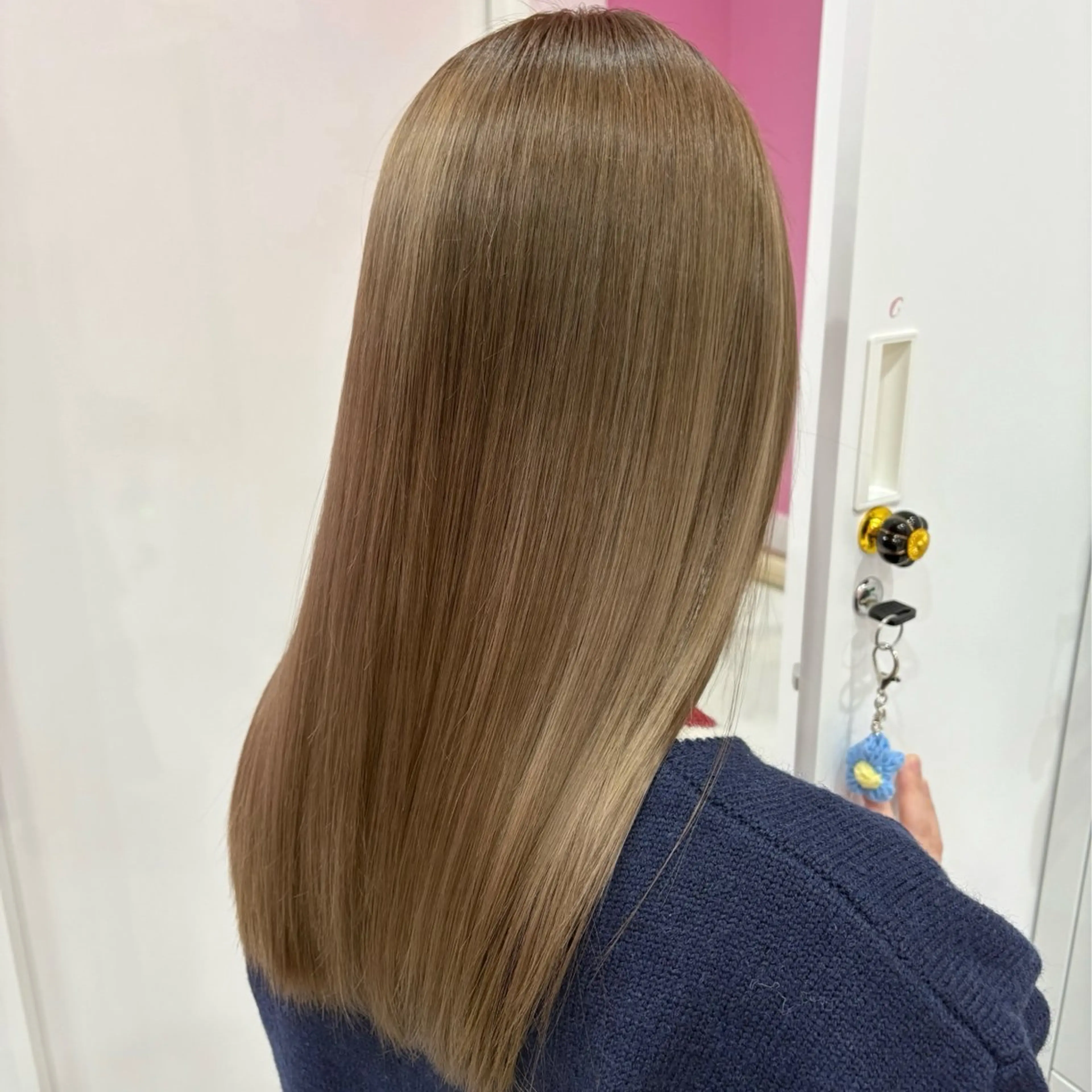 セミロング カラー ブリーチ⏳艶カラー Natsukiのヘアスタイル