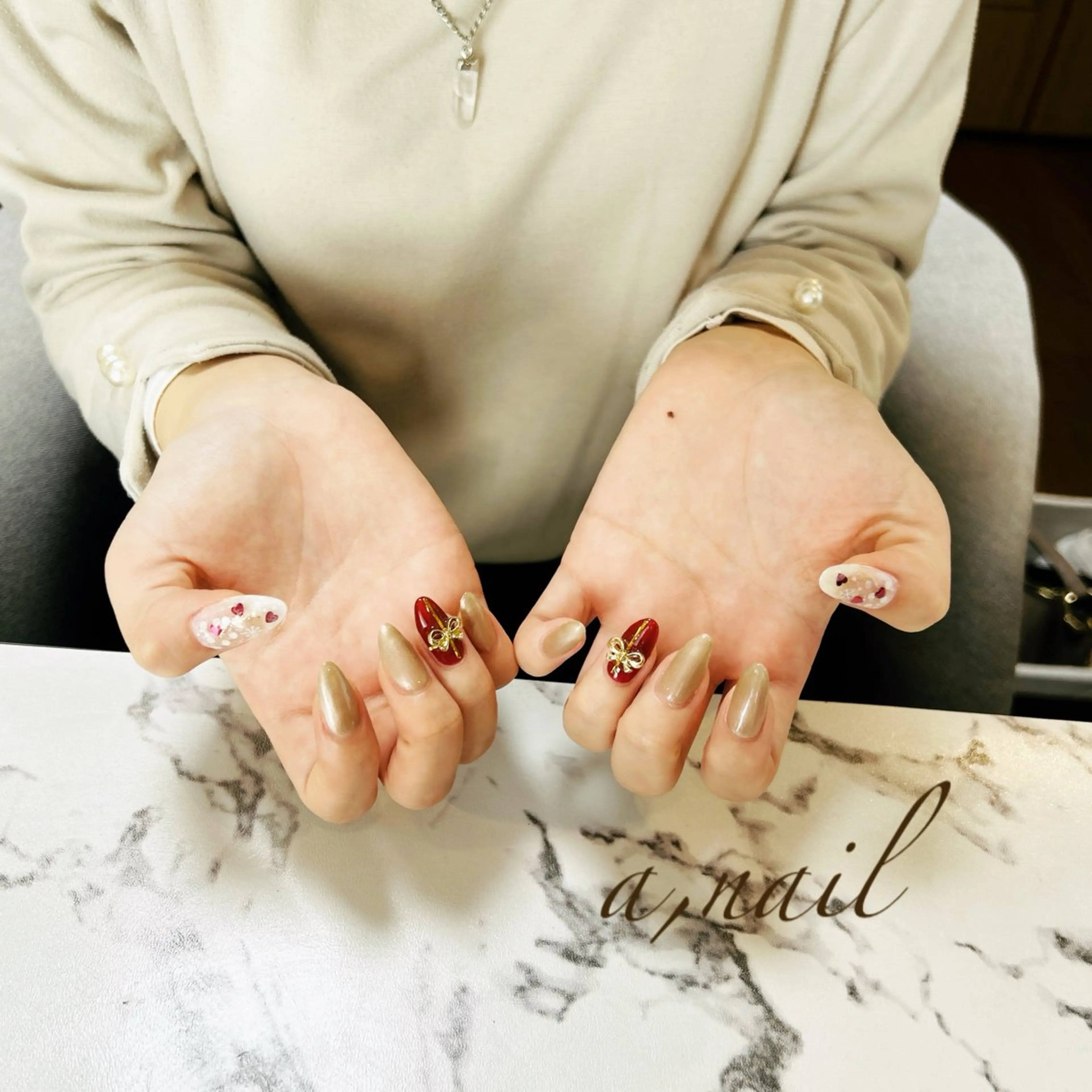 ネイル キラキラネイル リボン 冬ネイル クリスマス ハンドネイル ネイルサロン エーネイルのネイルデザイン