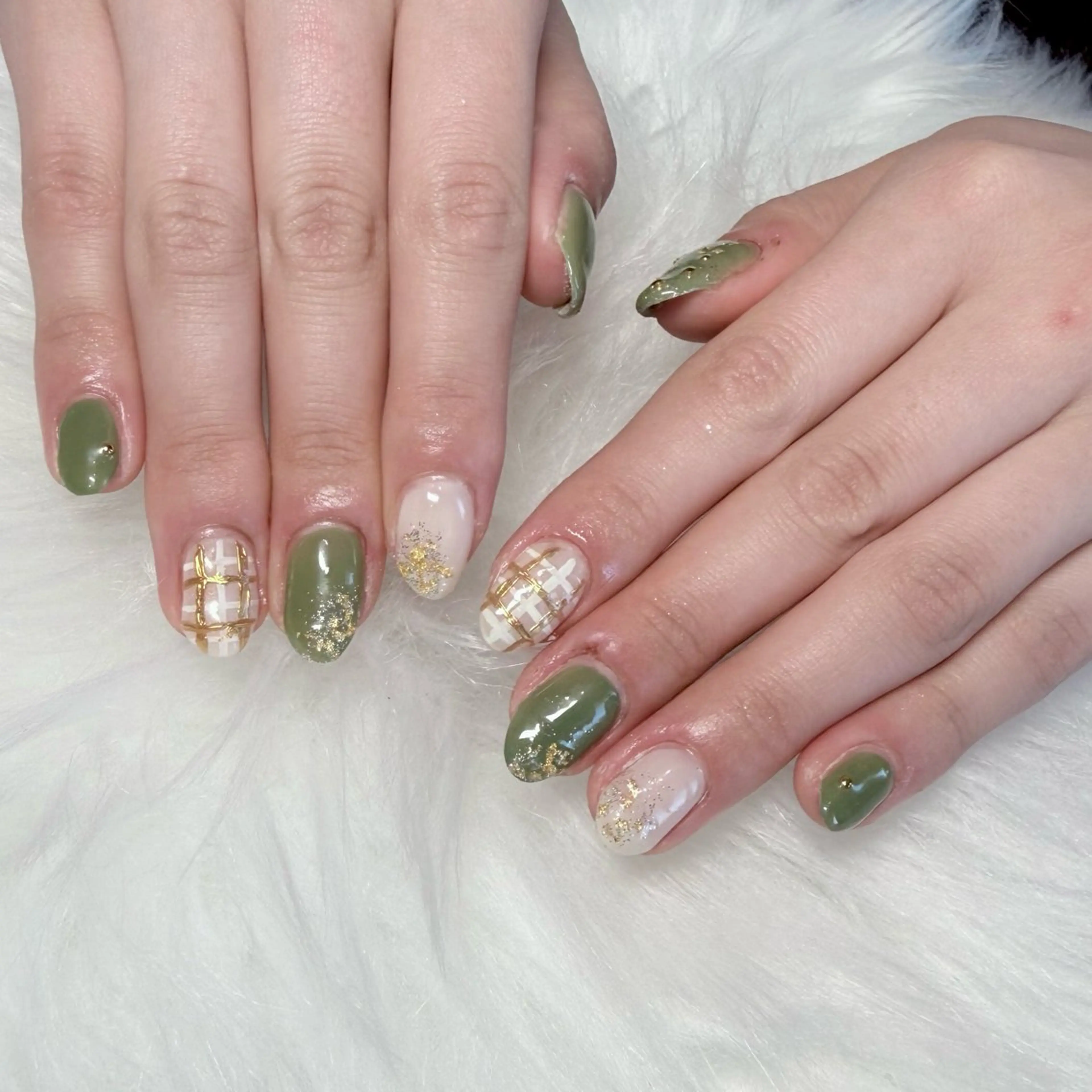 ネイル グリーン ニュアンスネイル ホワイト ハンドネイル DIMENSION Yuiのネイルデザイン
