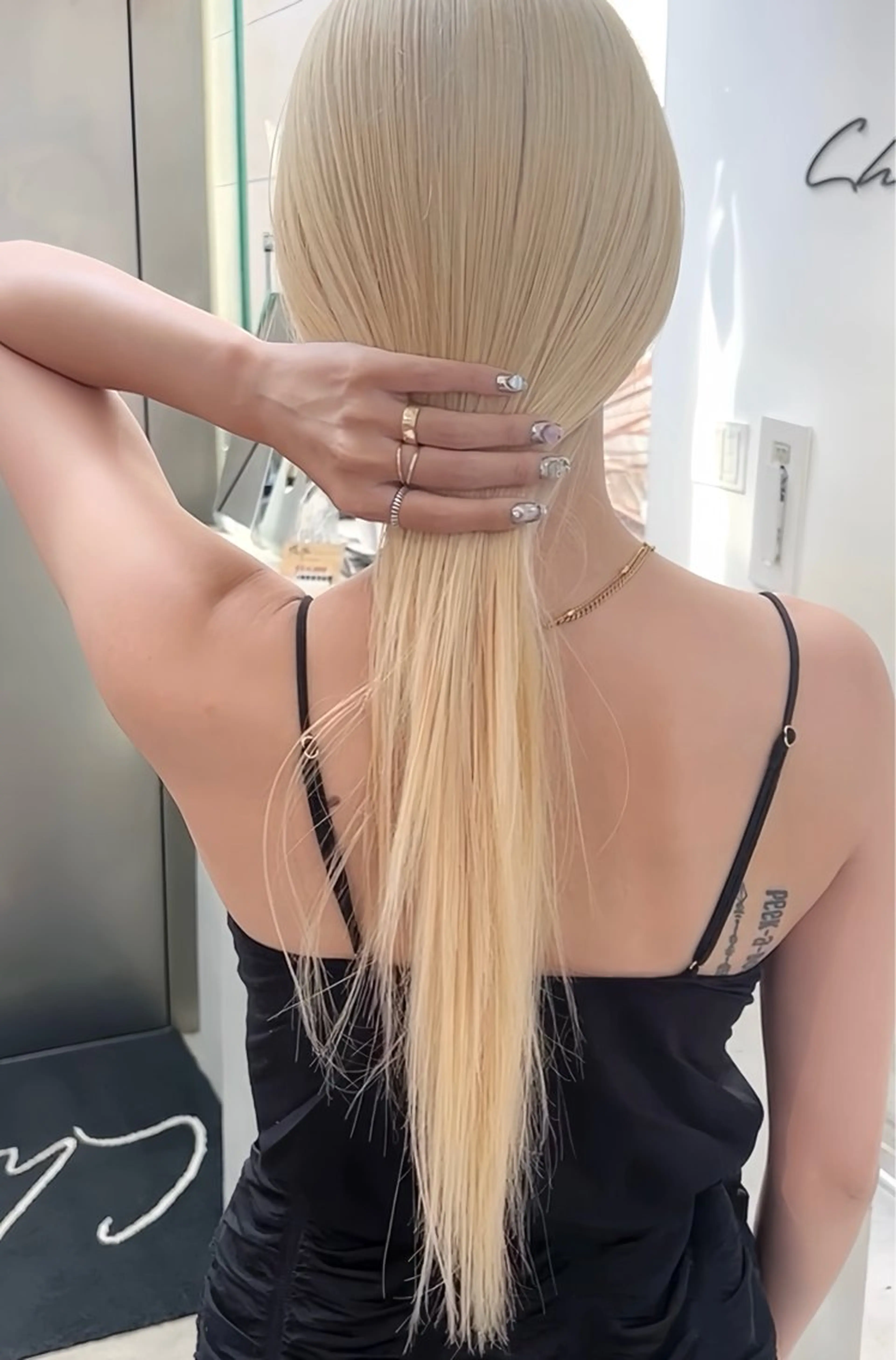 ロング カラー 抜きっぱなしブロンド ブロンド ホワイトブロンド ヘアカラー トリートメント CHERIEブリーチ ダブルカラー　天神のヘアスタイル