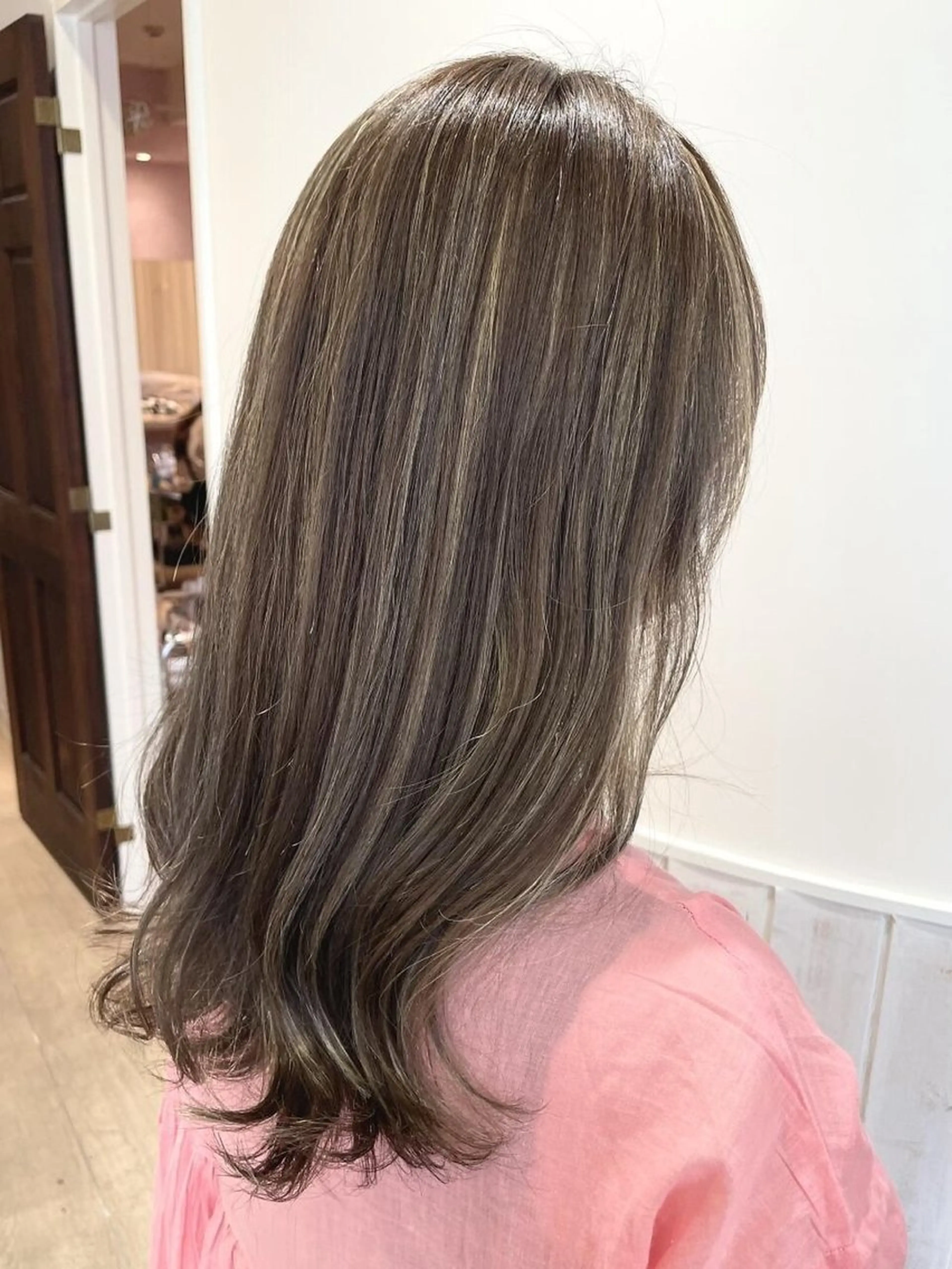 ロング カラー キッズ ベージュカラー ハイライトカラー ハイライト 透け感カラー🌿 小島 りなのヘアスタイル