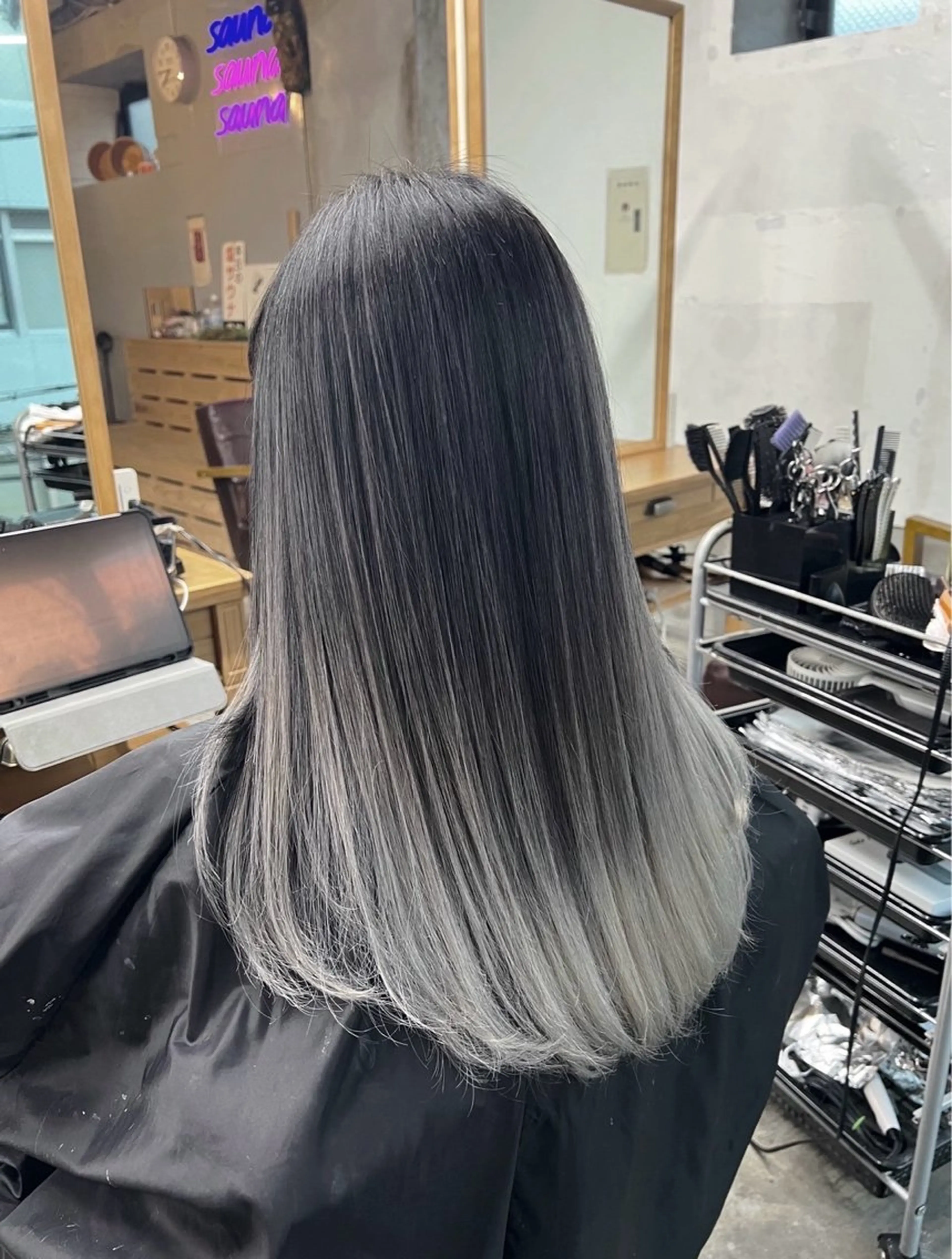 セミロング カラー バレイヤージュ シルバー ホワイトシルバー レイヤーカット ヘアカラー トリートメント ROBIN所属・指名数No.1 /NAOYAのヘアスタイル