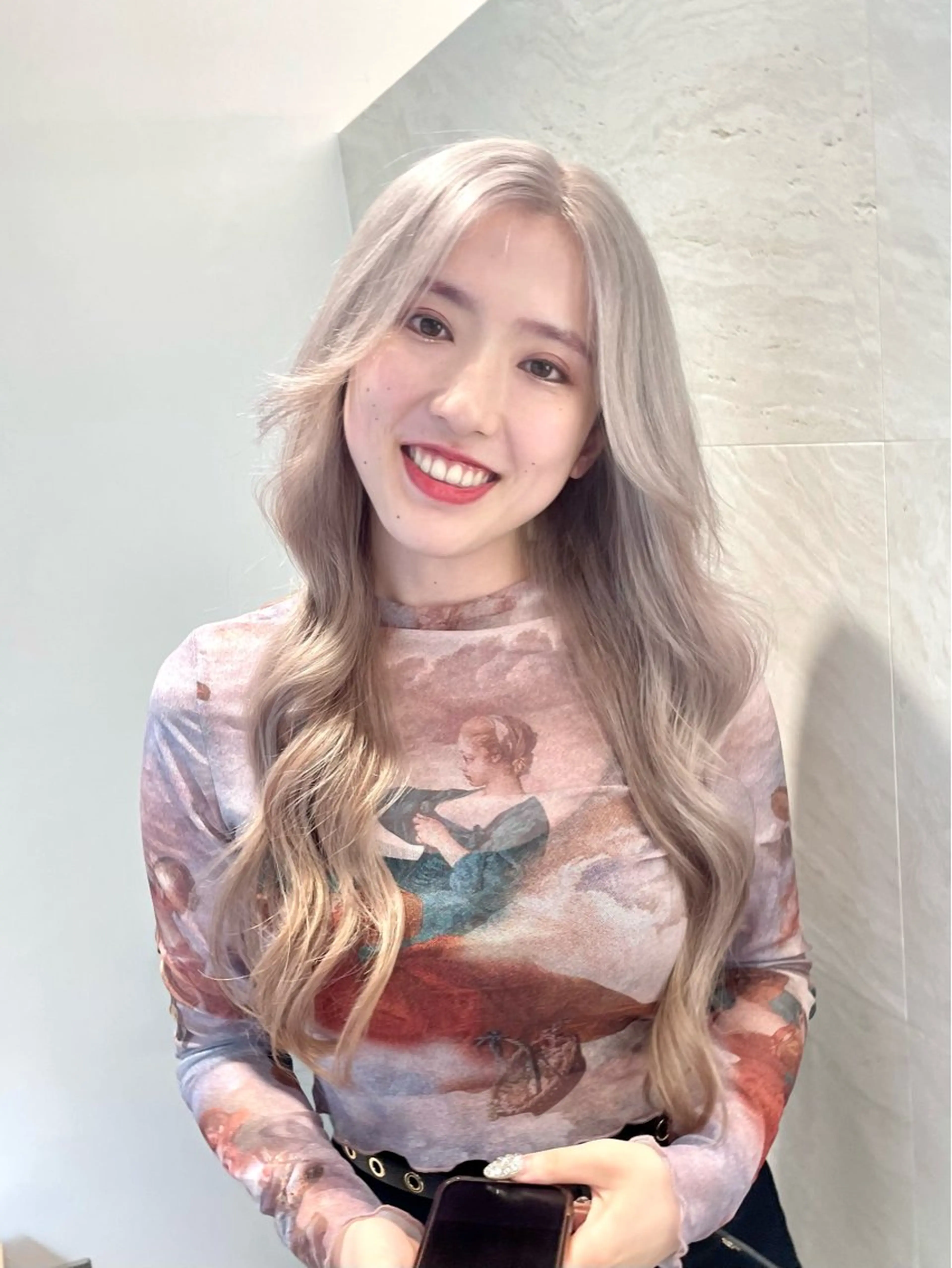 ロング カラー ベージュカラー ブリーチ ダブルカラー シルバー ホワイトベージュ カット・ブリーチ TAIGAのヘアスタイル