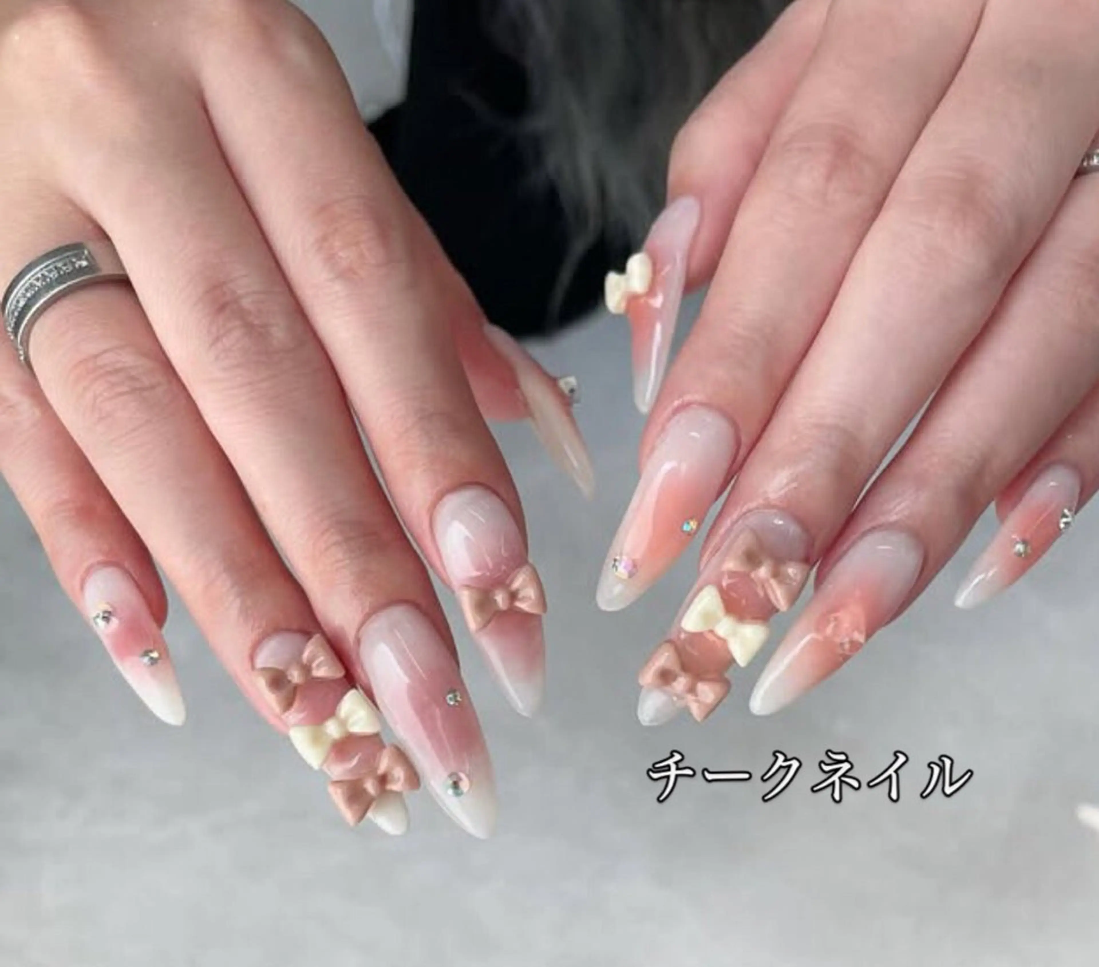 ネイル チークネイル ガーリー オフィスネイル ショートネイル ハンドネイル Roger 舞のネイルデザイン