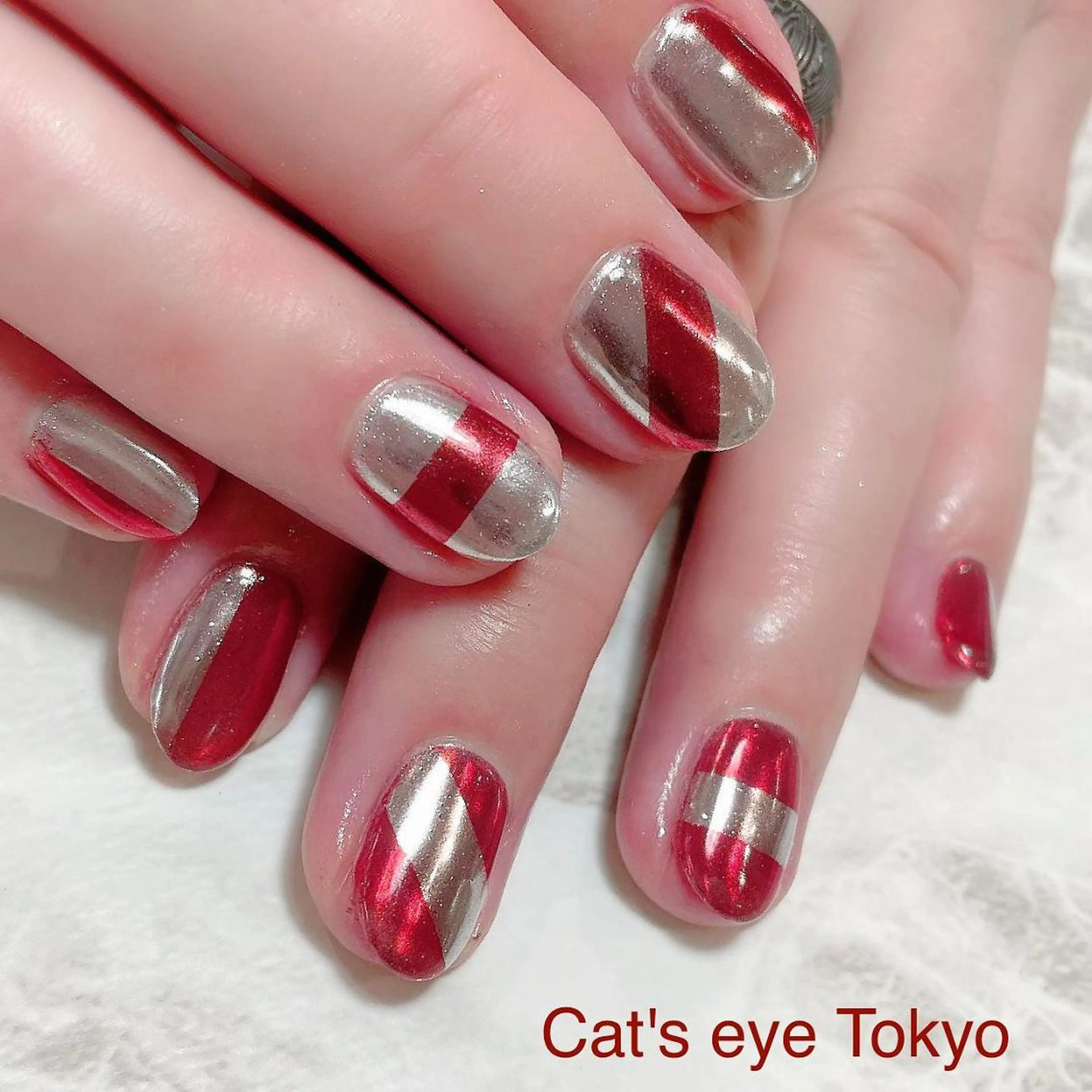 ネイル マツエク・マツパ メンズネイル 赤色 シルバー Cat's eye TOKYO 新宿店のネイルデザイン