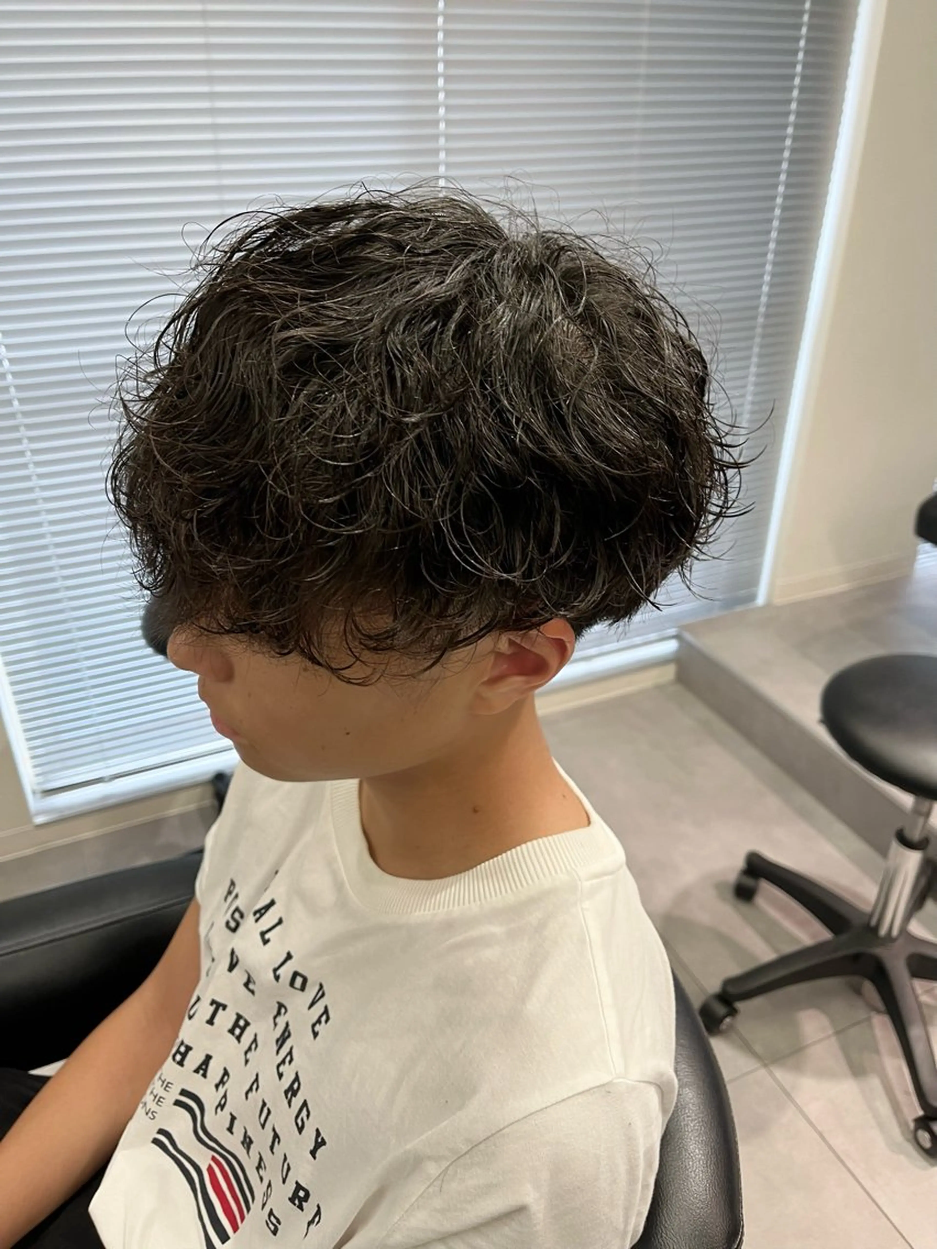 ミディアム パーマ メンズ ミディアムパーマ メンズパーマ 波巻きパーマ 🐦‍🔥フェザーパ ーマ🐦‍🔥きるやのヘアスタイル