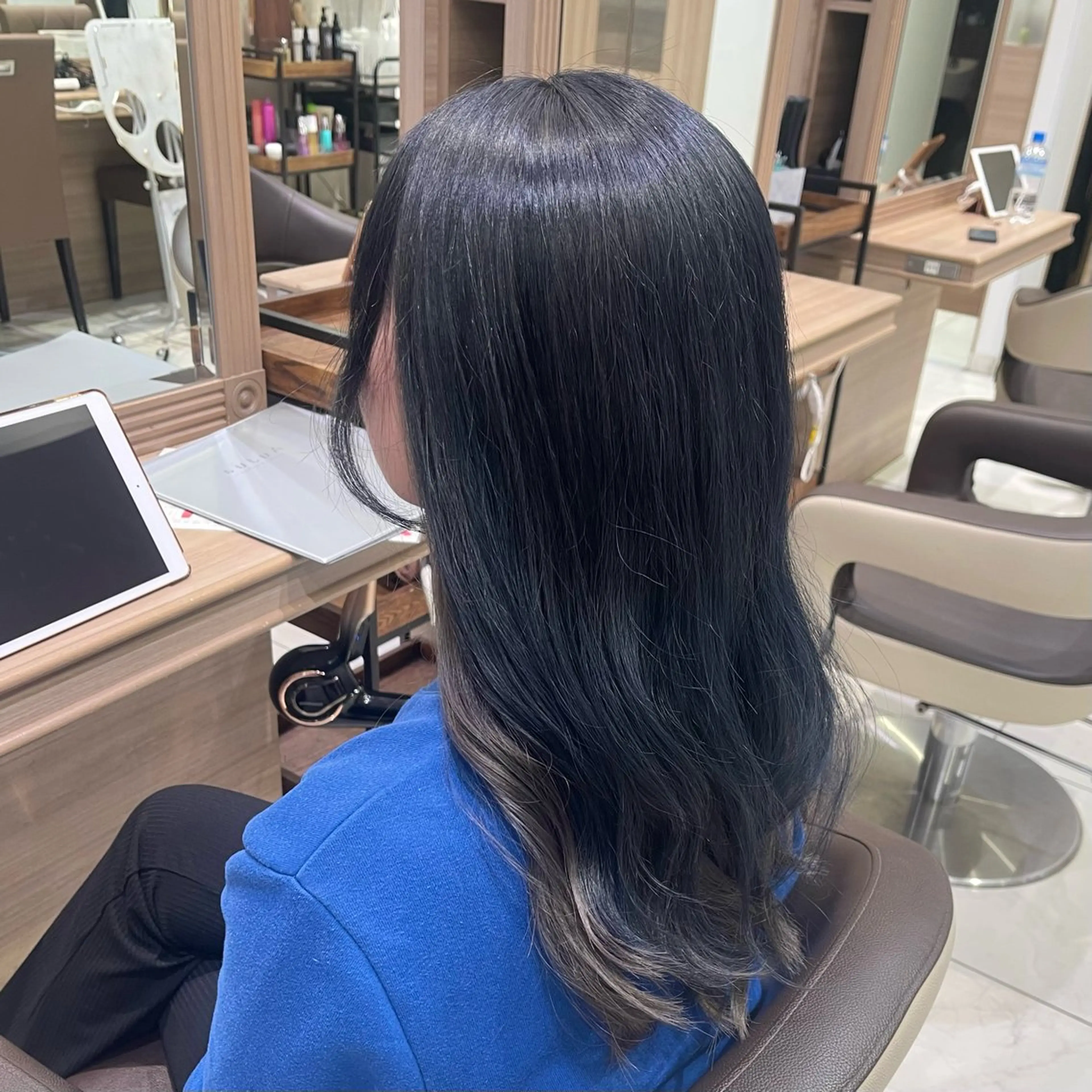 ロング カラー 黒髪 ブルーカラー ブルーブラック シルバー ヘアカラー トリートメント 艶カラー みゆう🎀のヘアスタイル