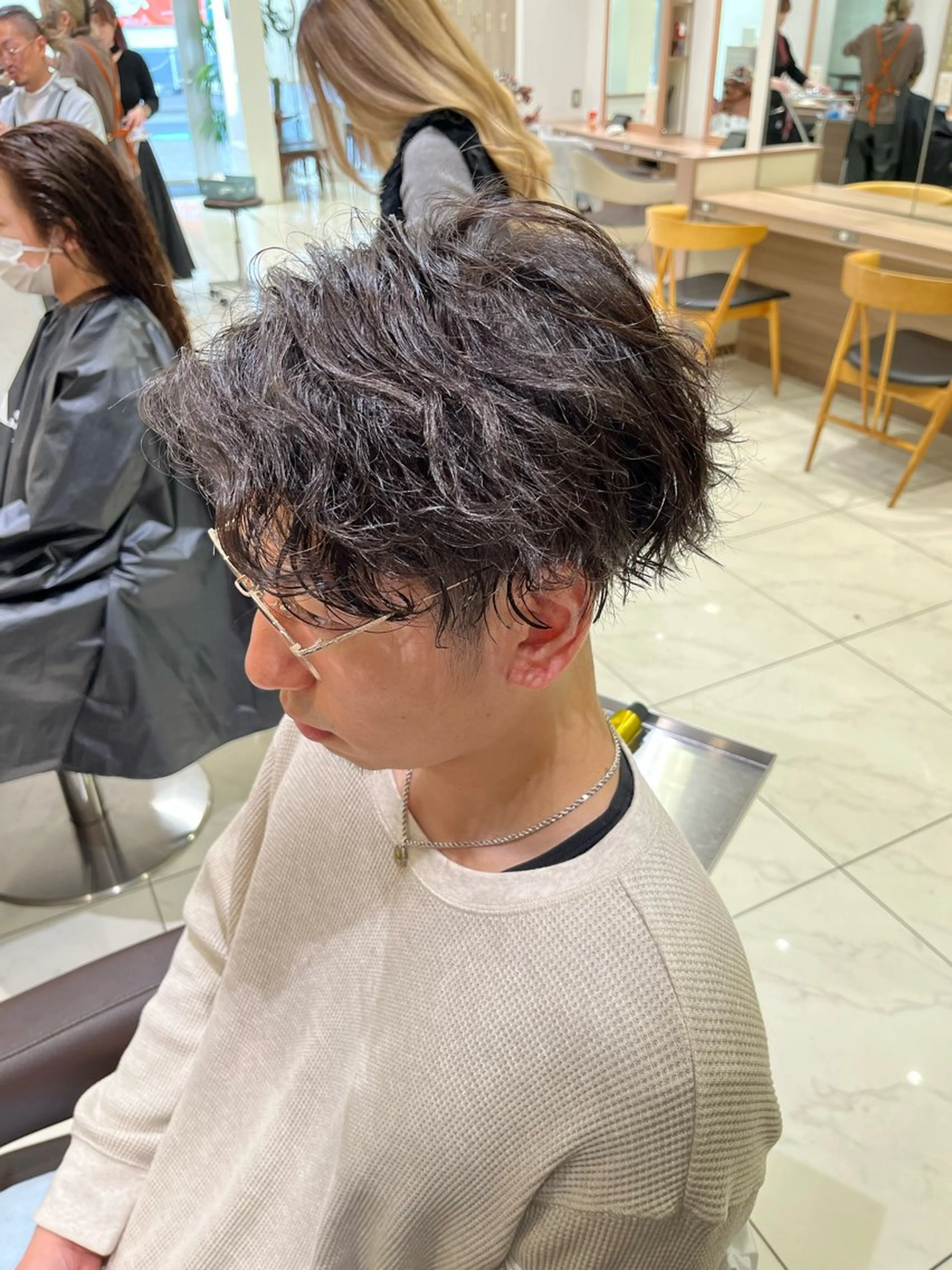 パーマ メンズ メンズブリーチ センターパート フェードカット フェザーパーマ マッシュ カット パーマ トリートメント ヘアセット 【メンズパーマ✨️ フェザーパーマ】岩城のヘアスタイル