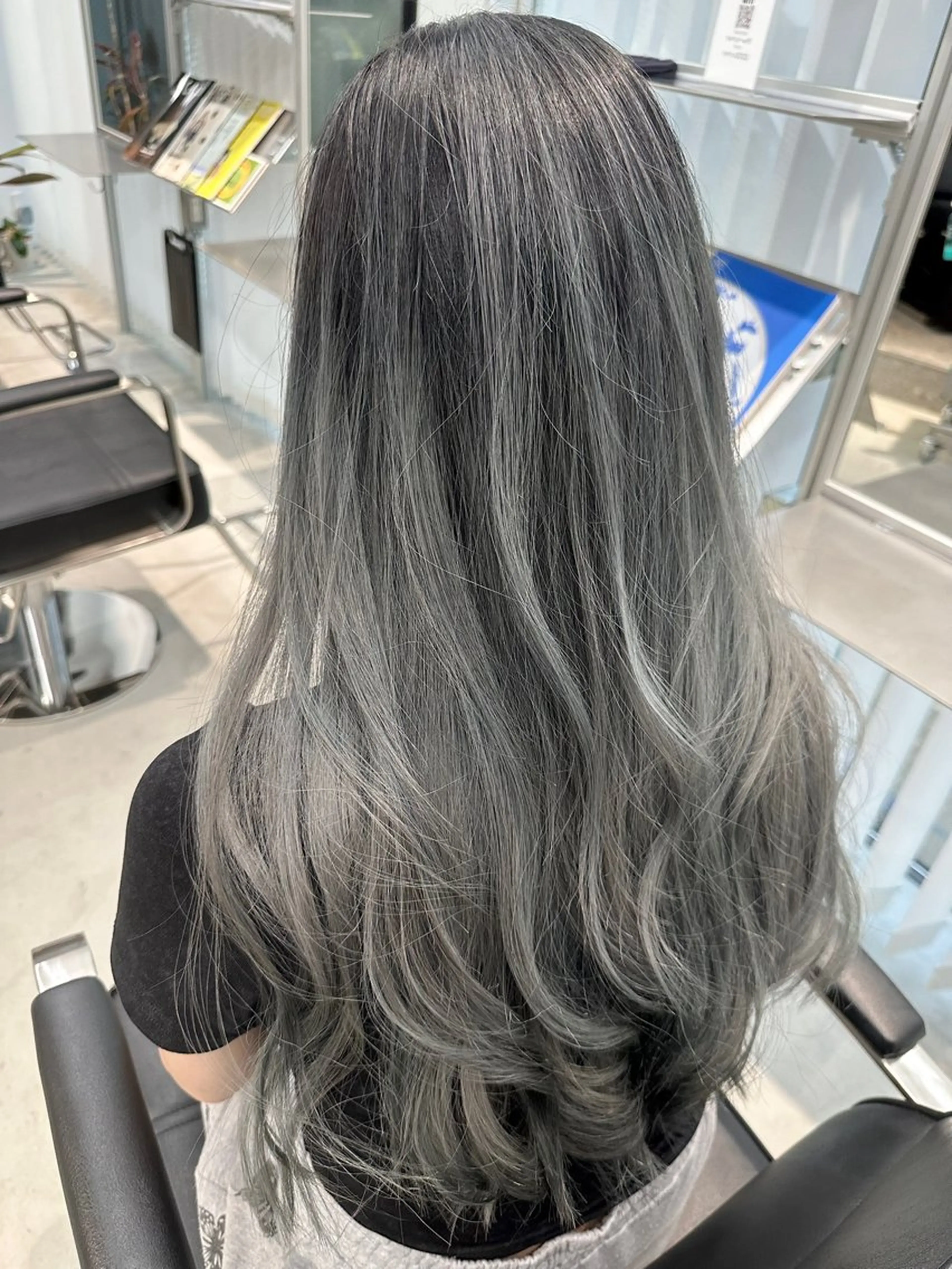 ロング レイヤーカット 🔷ブリーチバレイヤ ージュ🔷飯野達也のヘアスタイル