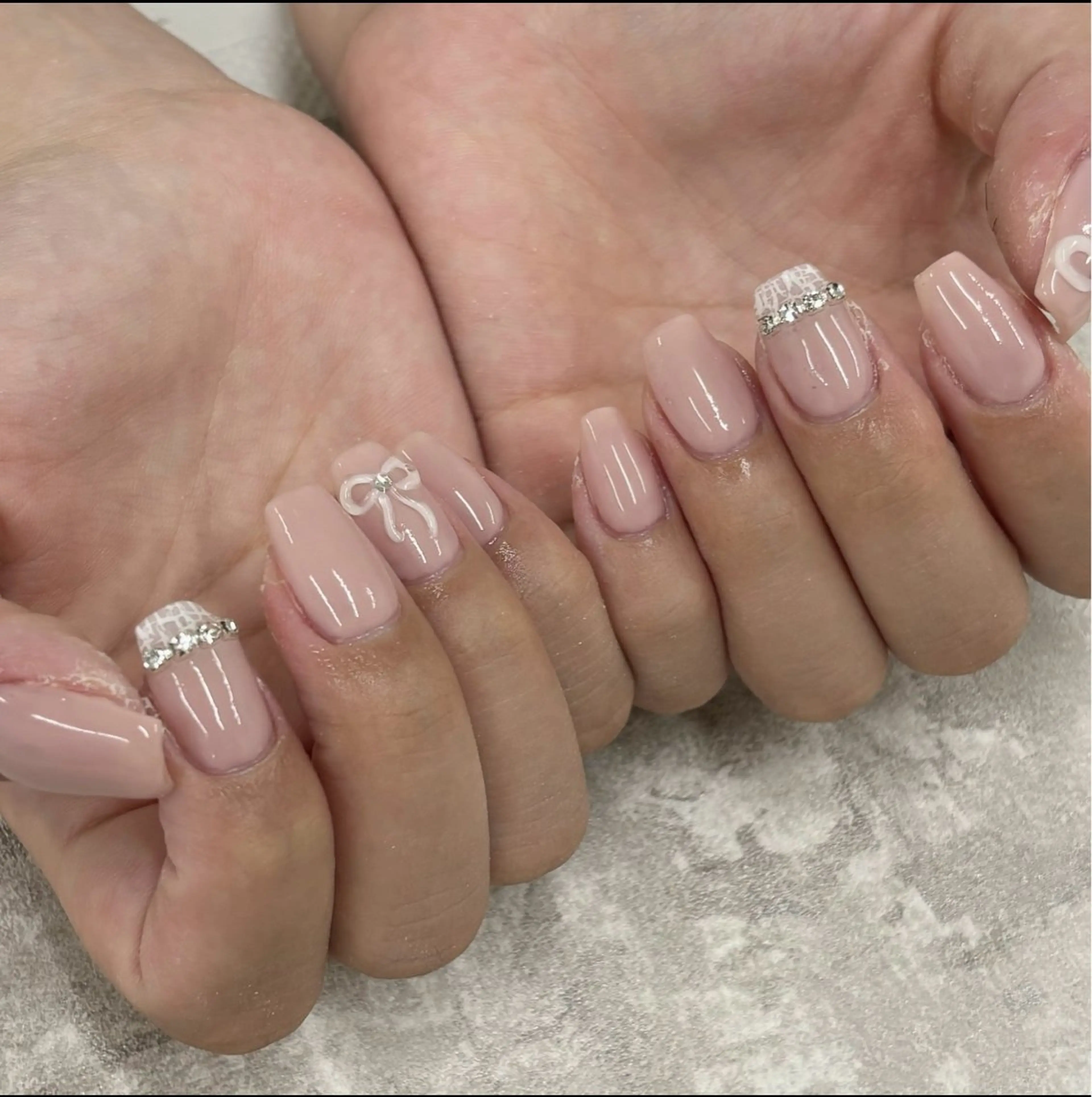 ネイル アートネイル ぷっくりネイル リボン ＿white所属・_white 上本町のネイルデザイン