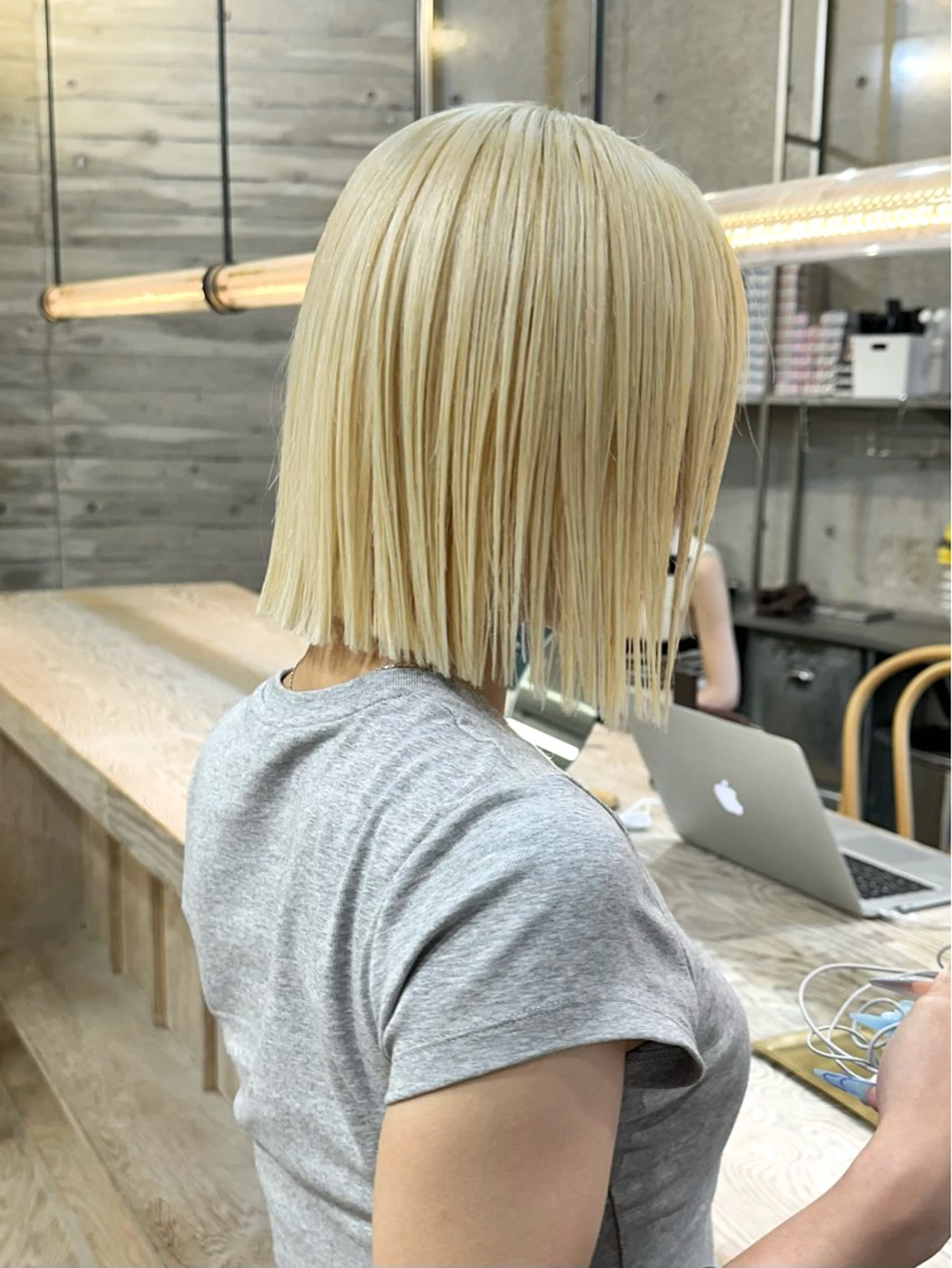 ショート ヘアカラー トリートメント 抜きっぱなしブロンド ササキカズマのヘアスタイル