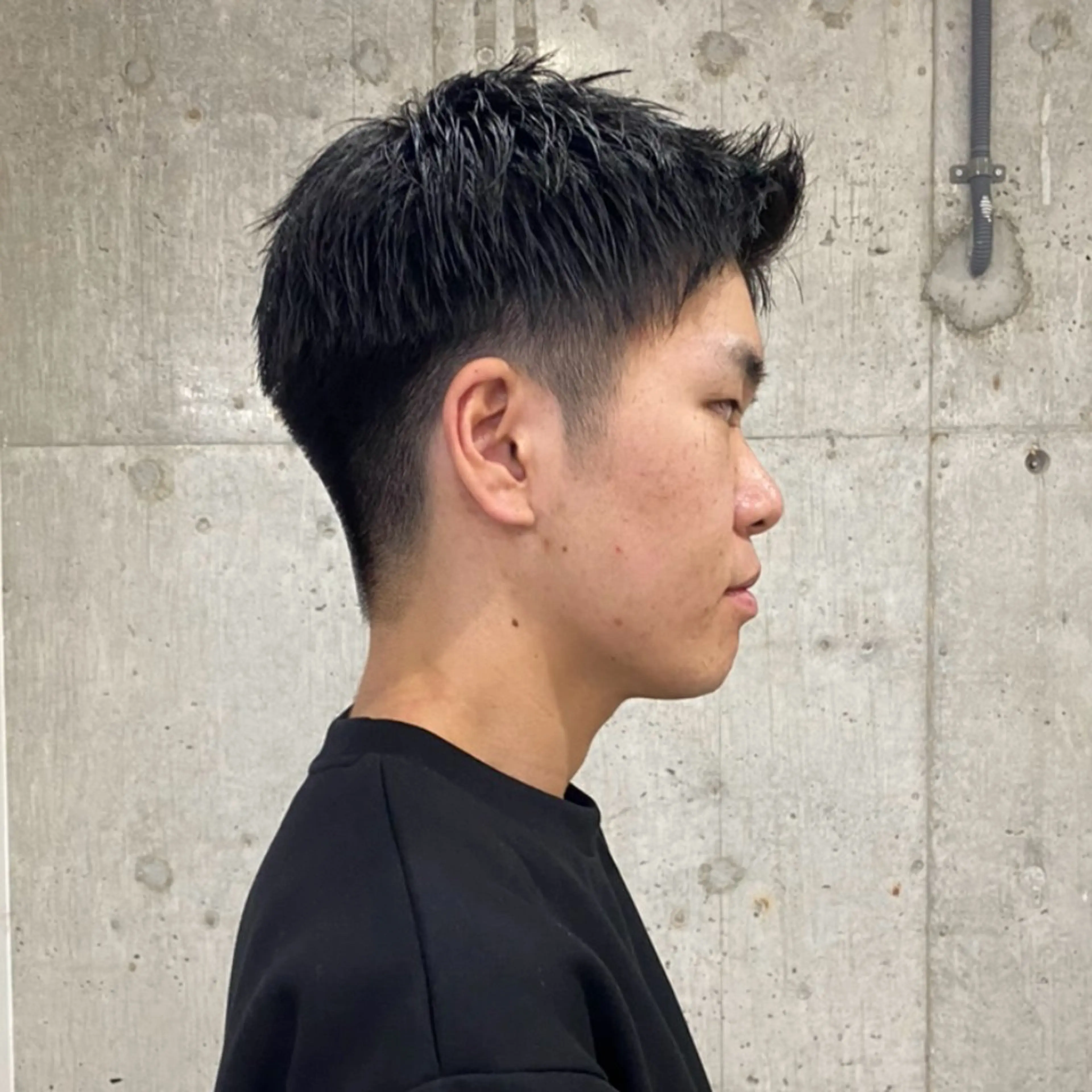 ショート メンズ アップバング 刈り上げ センターパート/ニ ュアンスパーマのヘアスタイル