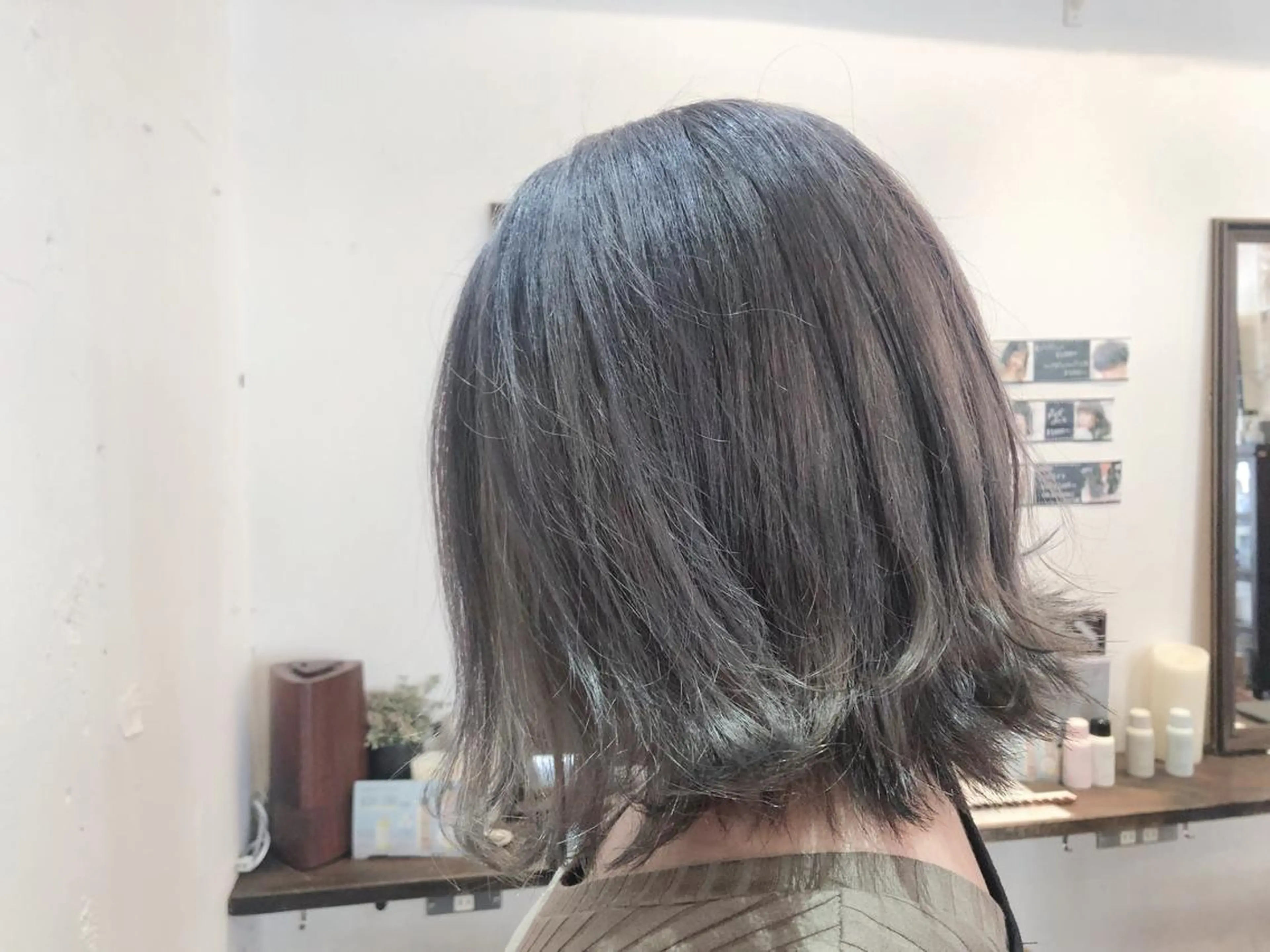 ミディアム カラー グレージュ 新井 友菜のヘアスタイル