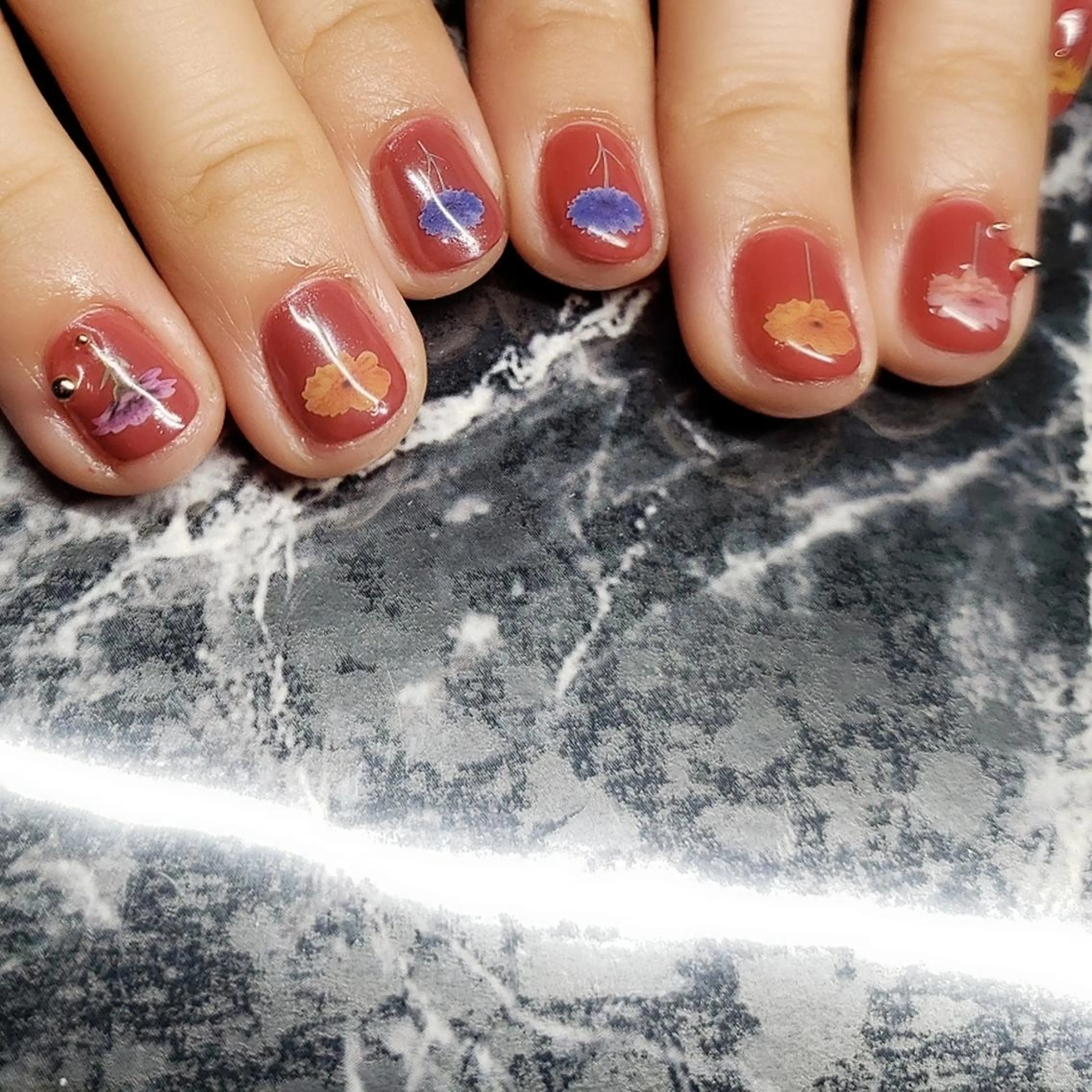 ショート ネイル ミラーネイル ホワイト クロキ 。のネイルデザイン