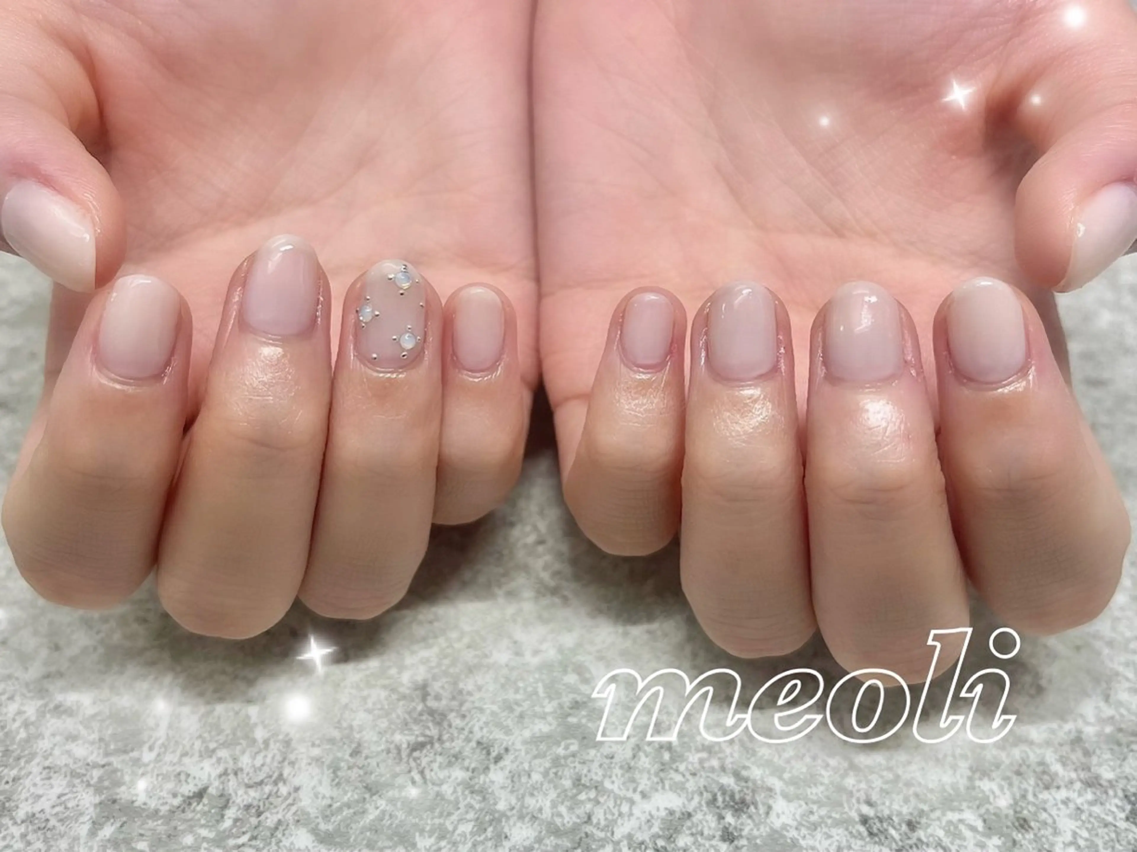 ネイル ワンカラーネイル ストーンネイル ホワイト 冬ネイル ハンドネイル nail salon meoli　アヤのネイルデザイン