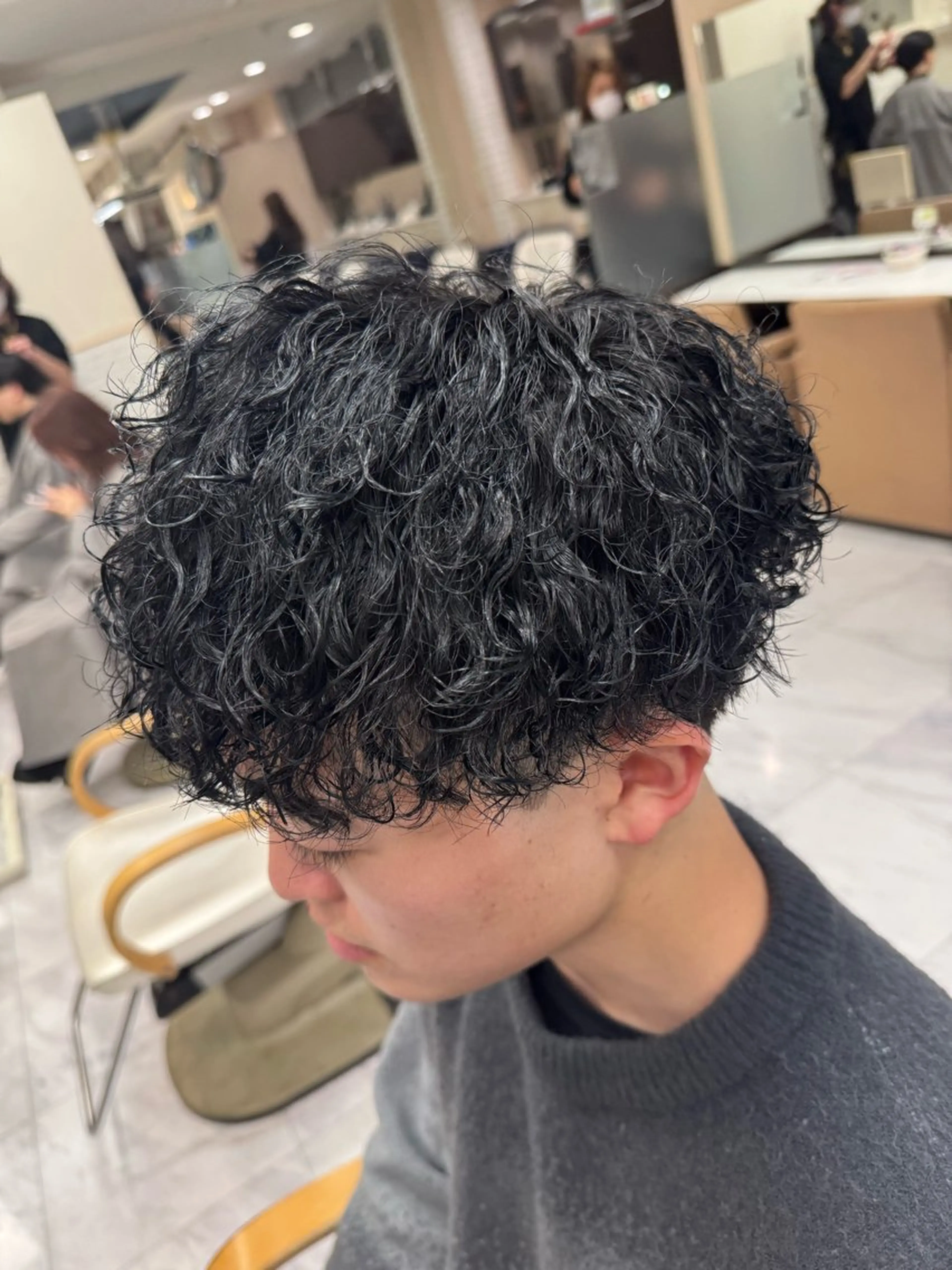 ショート パーマ ヘアアレンジ メンズ メンズブリーチ センターパート メンズハイトーン メンズ韓国風 メンズパーマ 目黒 碧人のヘアスタイル