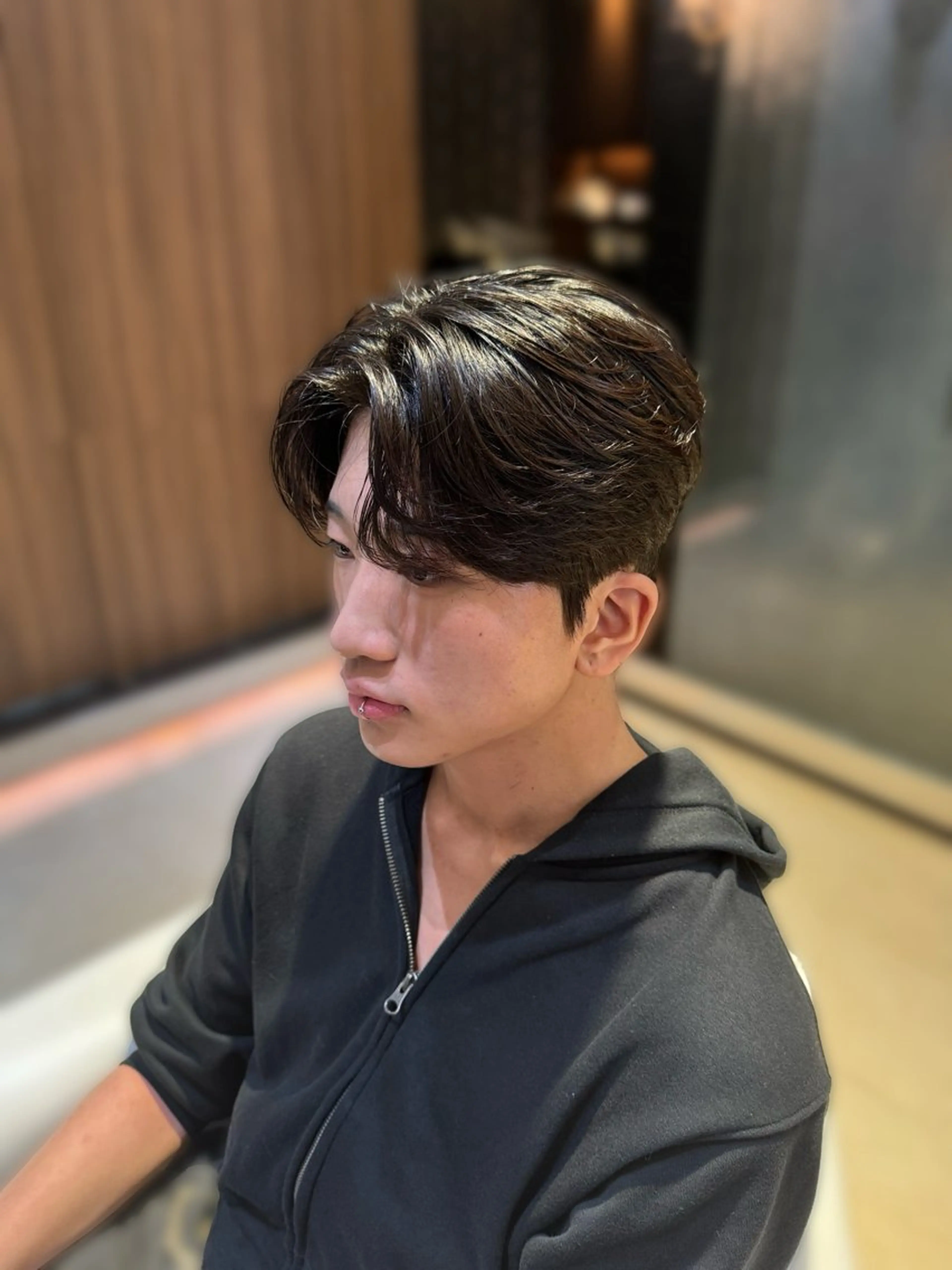 ショート パーマ メンズ センターパート コンマヘア ダウンパーマ カルマパーマ メンズ韓国風 YUKI🇰🇷 カルマ／ダウンパーマのヘアスタイル