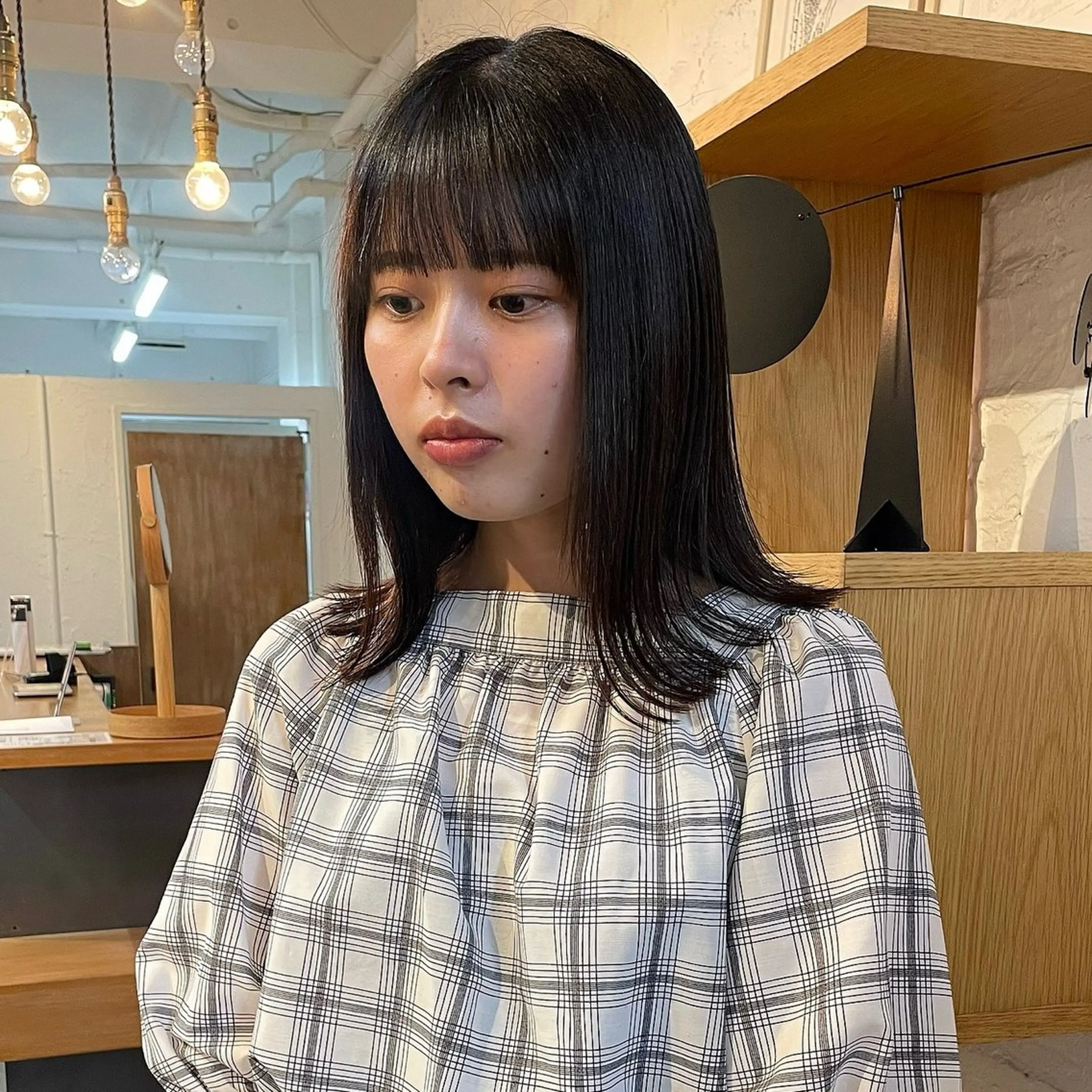 ミディアム 外ハネヘア mina / 透明感ベージュカラーのヘアスタイル